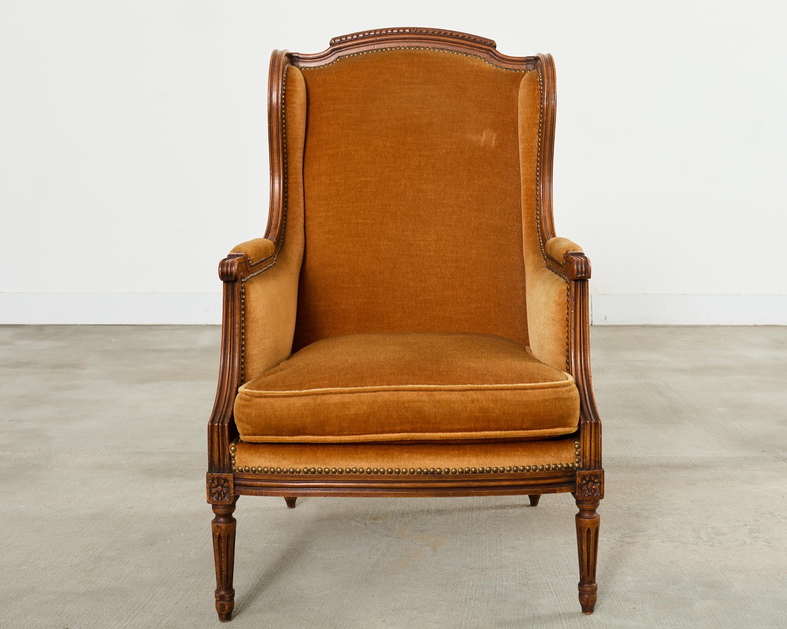 Pareja de sillones orejeros Bergere á Oreilles estilo Luis XVI en venta 2