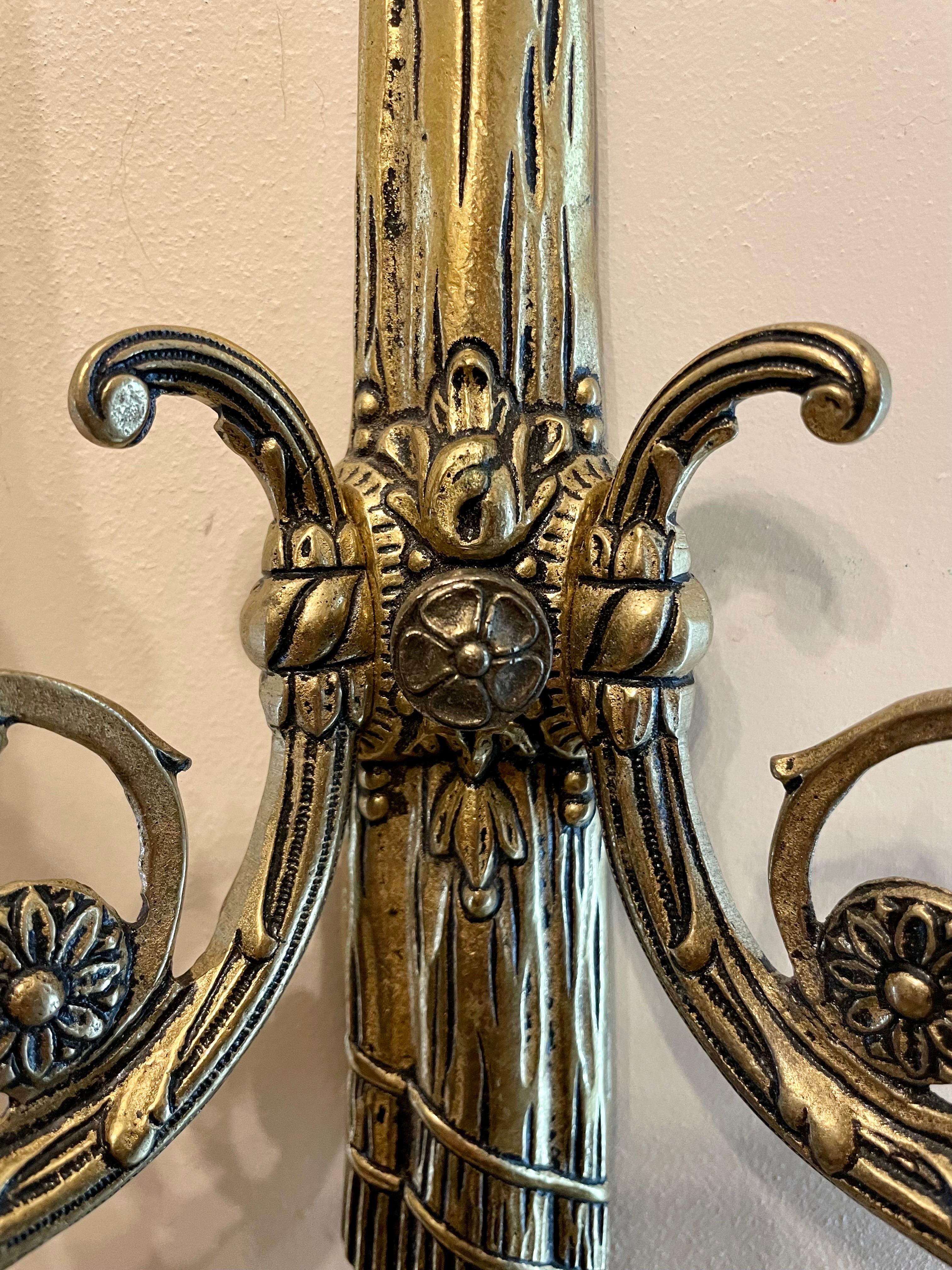 Paire d'appliques de style Louis XVI en bronze avec nœud et glands 5
