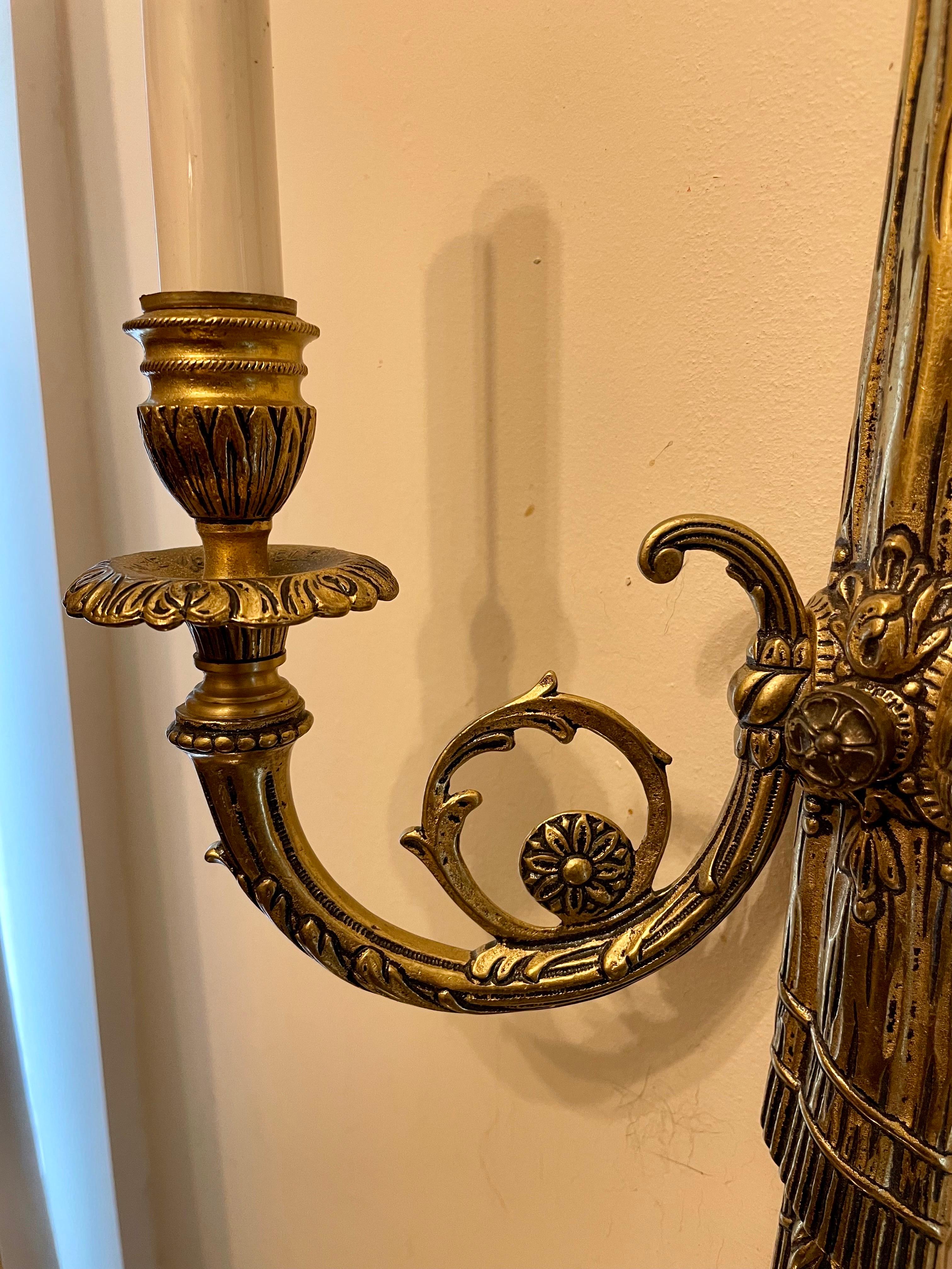 Paire d'appliques de style Louis XVI en bronze avec nœud et glands 2