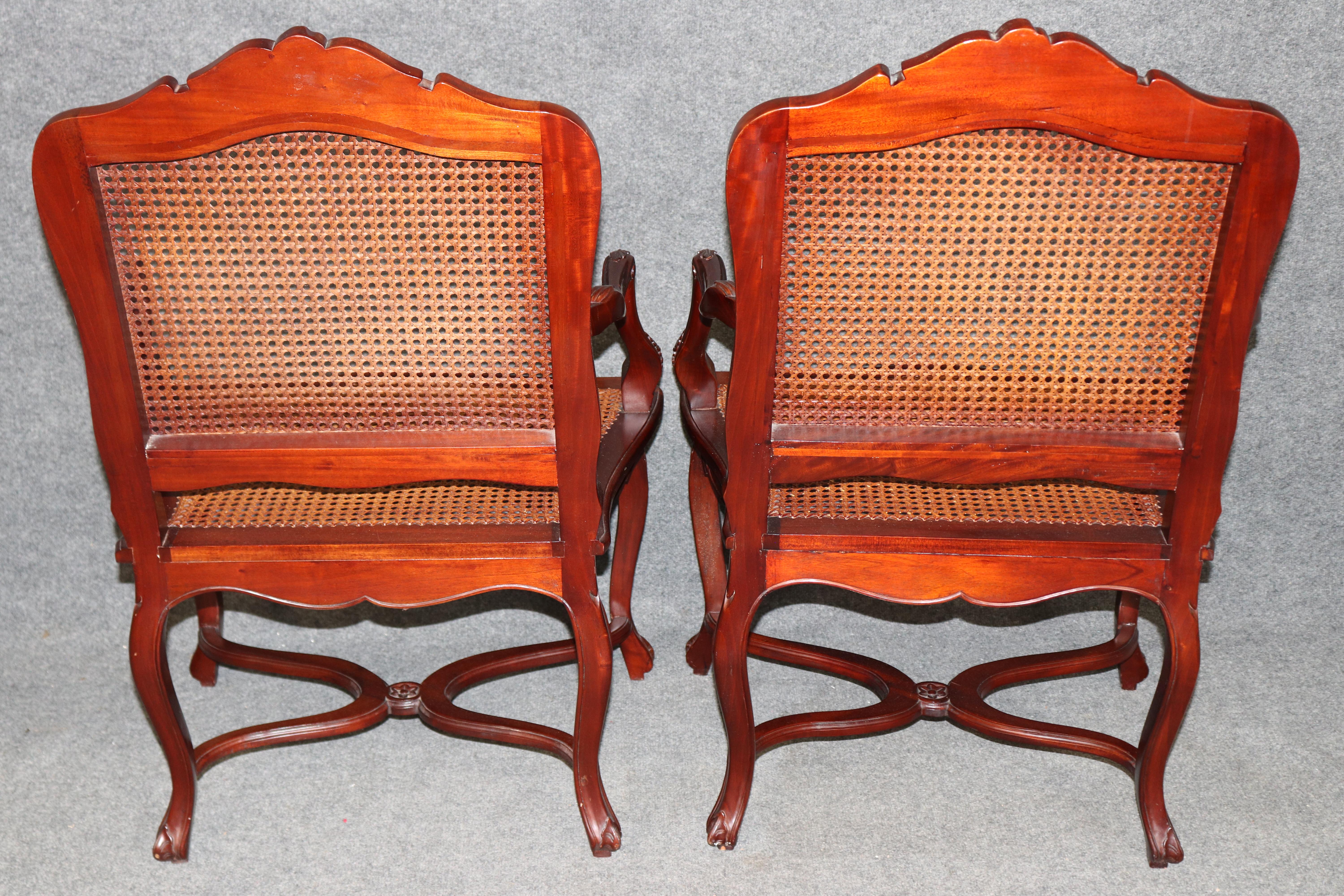 Coppia di poltrone con schienale a canne in stile Louis Cane con base in barella intagliata In condizioni buone in vendita a Swedesboro, NJ