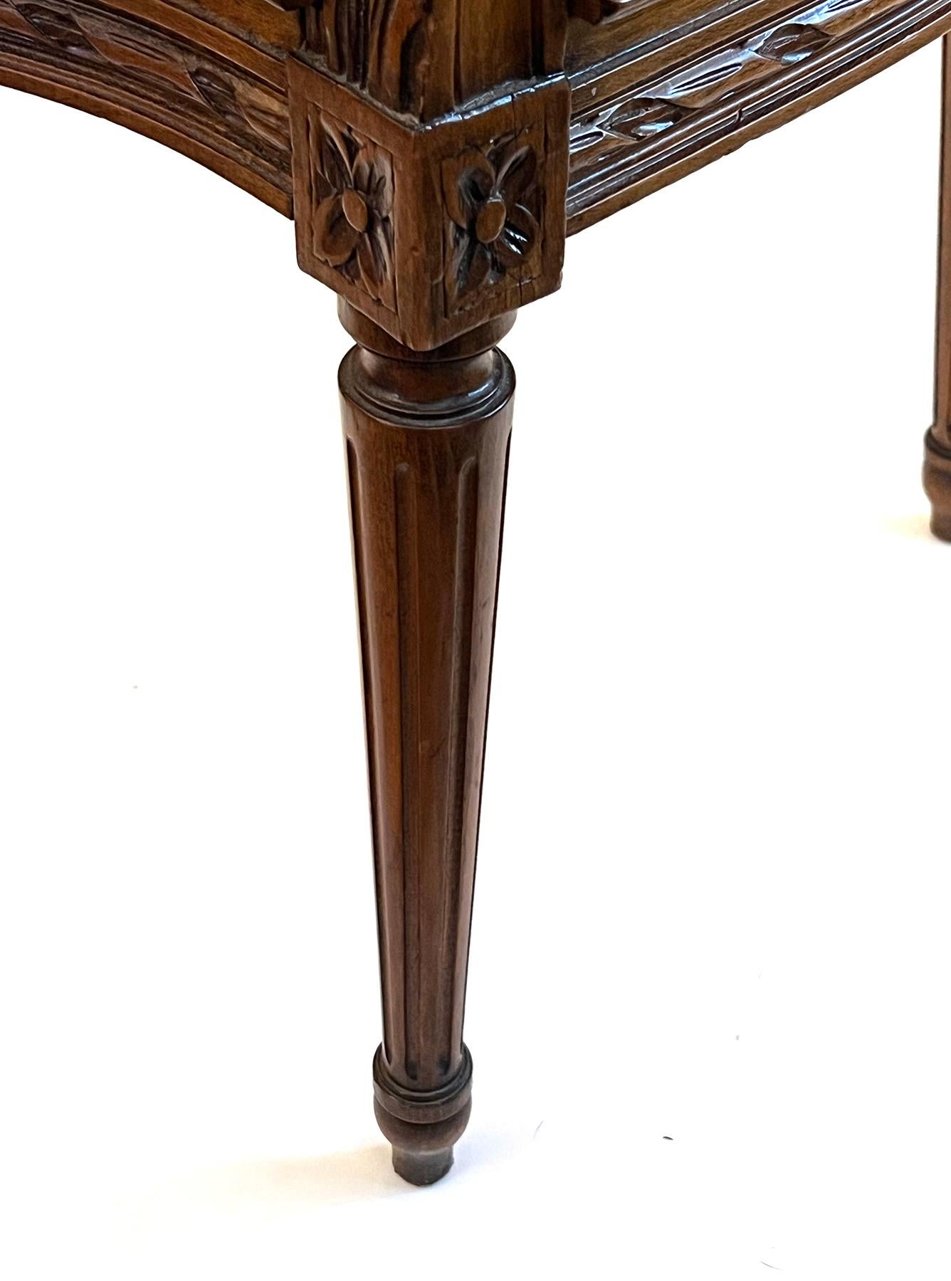 Paire de chaises à accoudoirs en noyer sculpté de style Louis XVI avec dossier et assise cannelés en vente 3