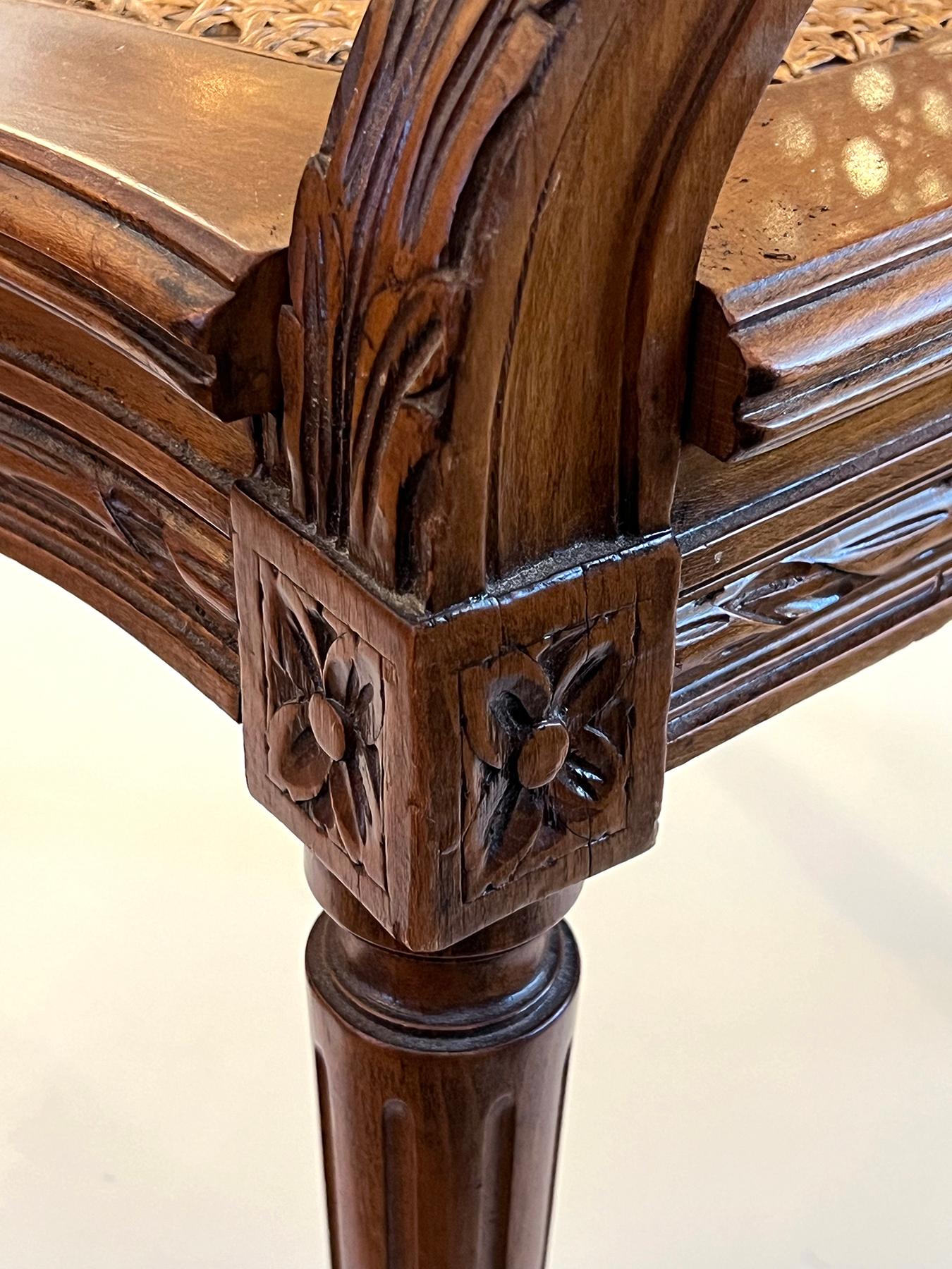 Paire de chaises à accoudoirs en noyer sculpté de style Louis XVI avec dossier et assise cannelés en vente 4
