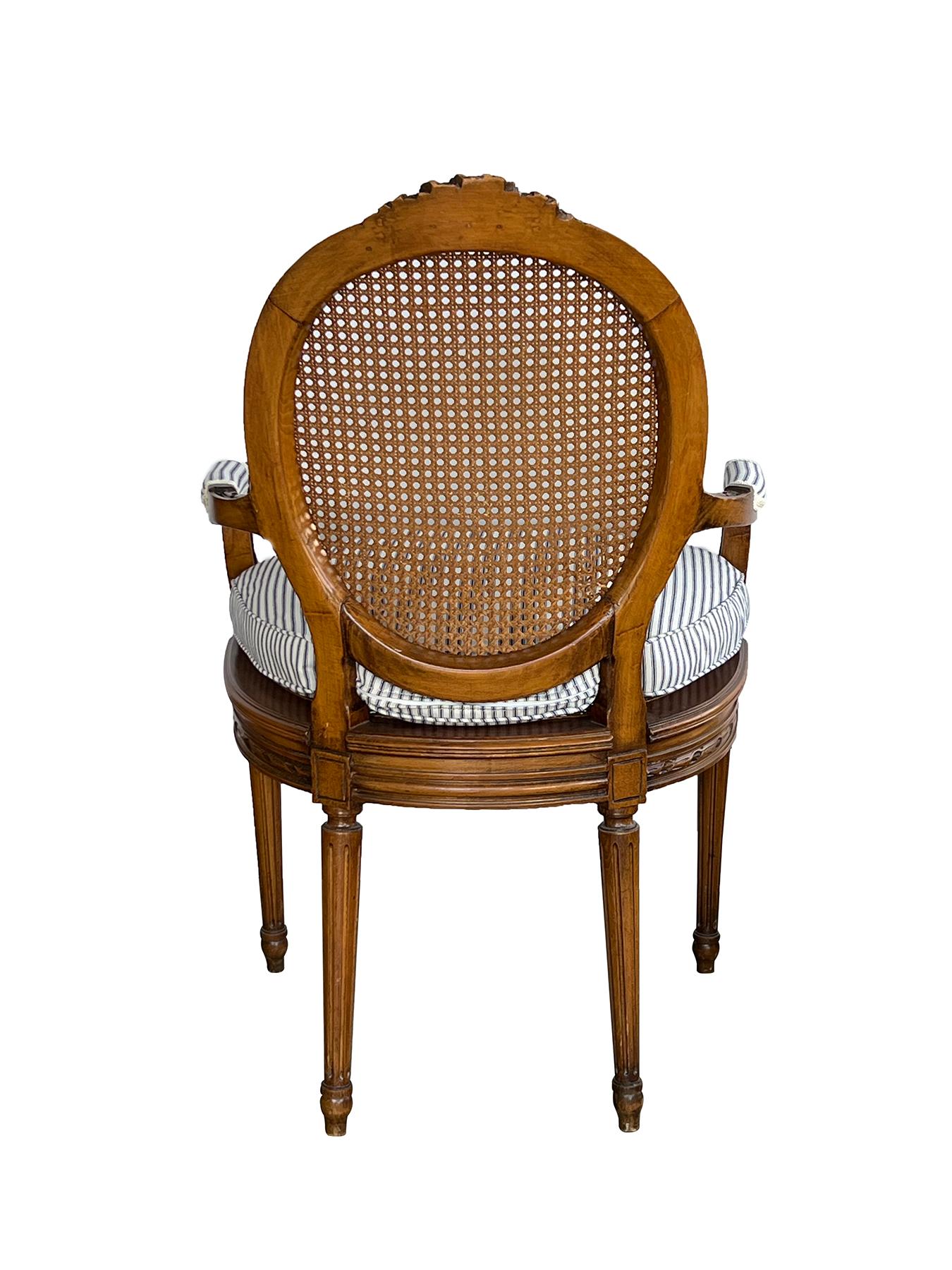 Français Paire de chaises à accoudoirs en noyer sculpté de style Louis XVI avec dossier et assise cannelés en vente