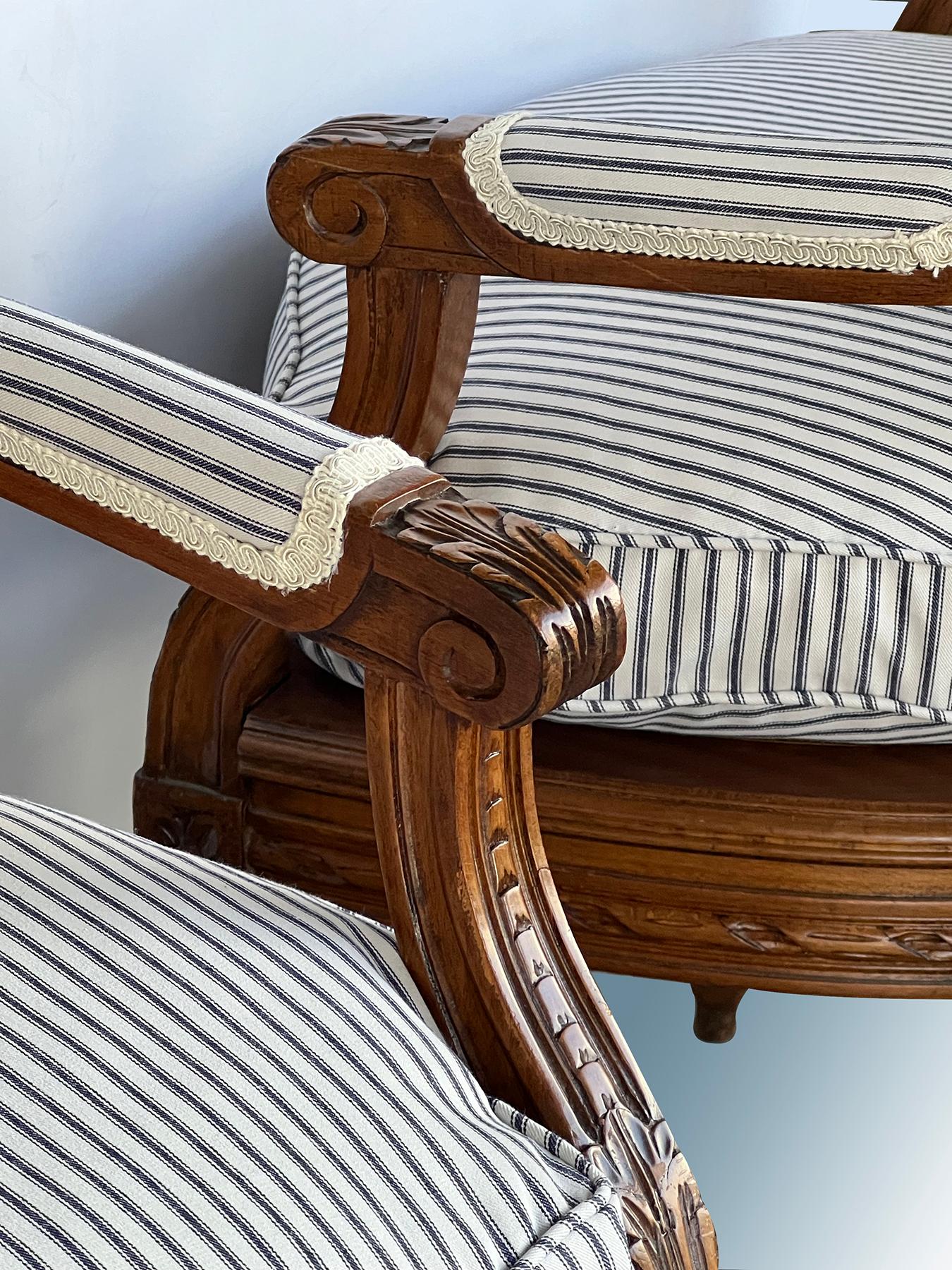 Sculpté Paire de chaises à accoudoirs en noyer sculpté de style Louis XVI avec dossier et assise cannelés en vente