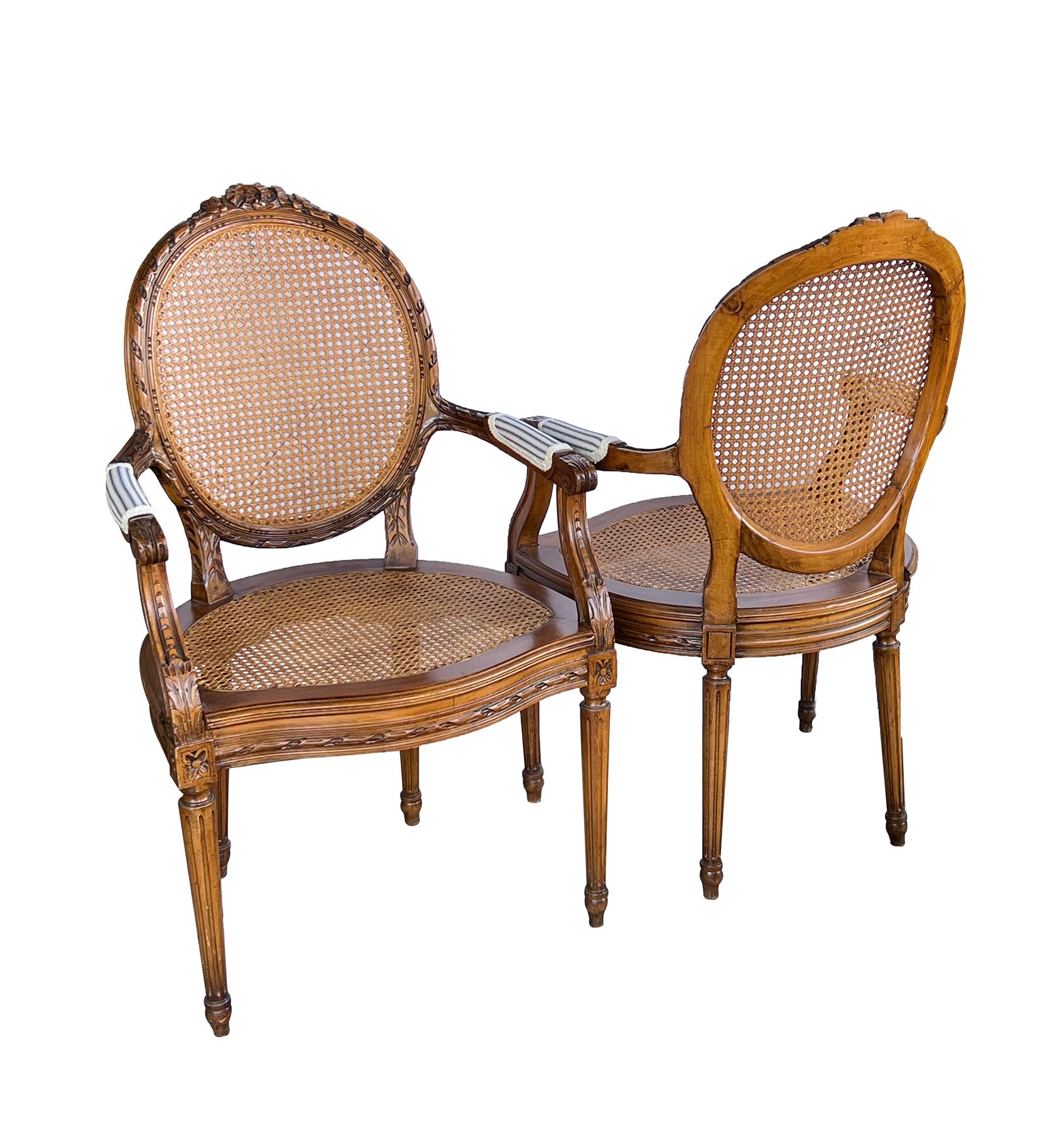 Paire de chaises à accoudoirs en noyer sculpté de style Louis XVI avec dossier et assise cannelés Bon état - En vente à San Francisco, CA