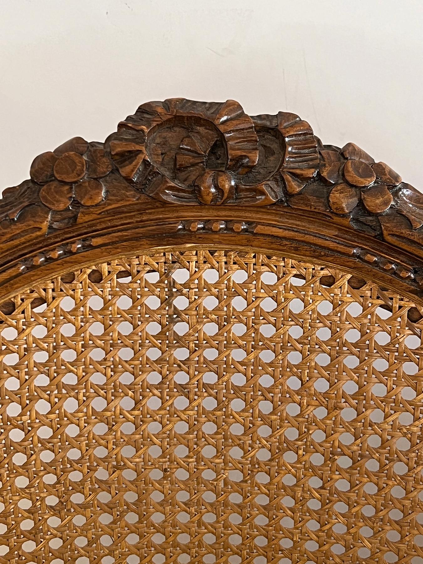 Noyer Paire de chaises à accoudoirs en noyer sculpté de style Louis XVI avec dossier et assise cannelés en vente