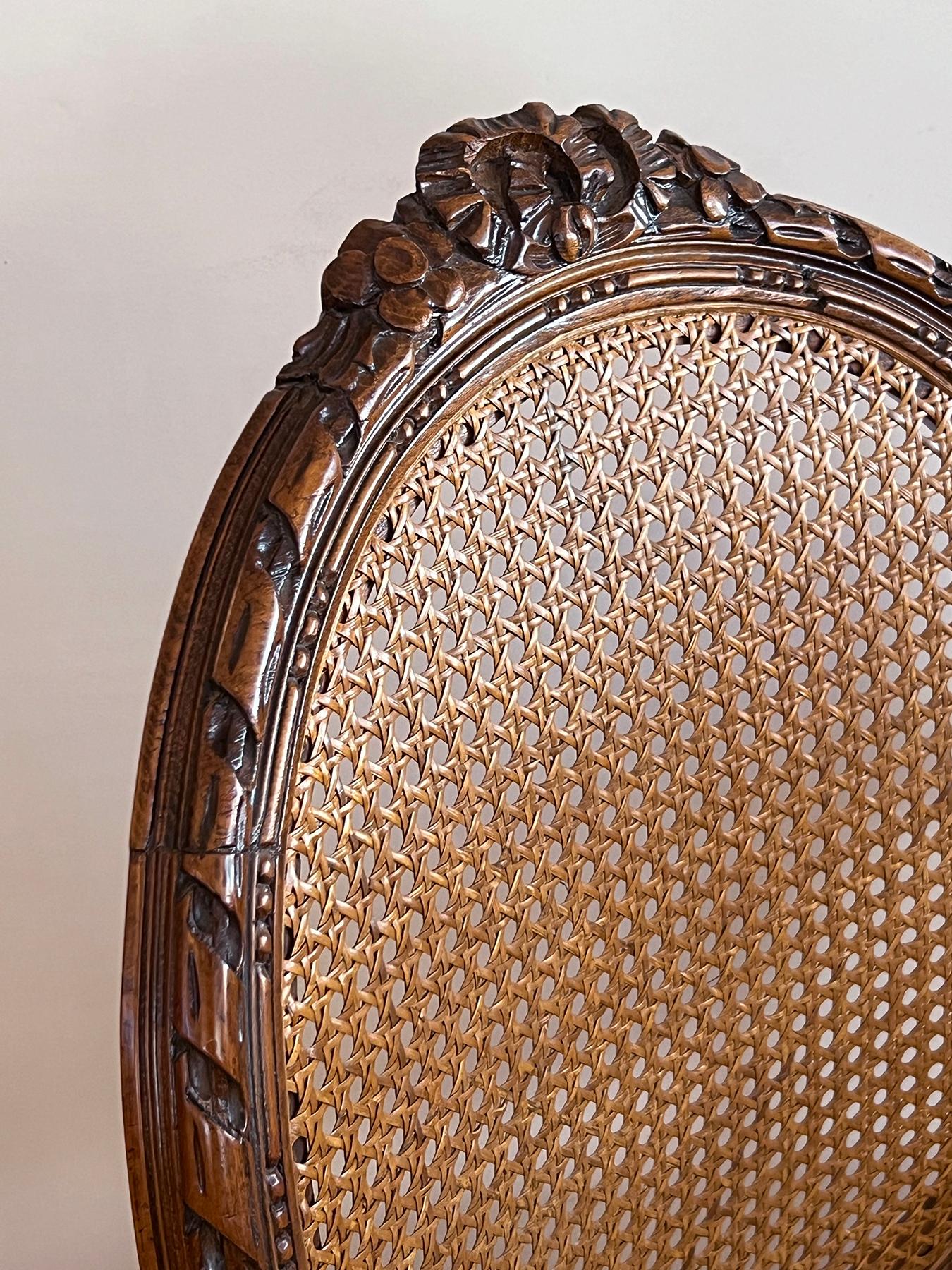 Paire de chaises à accoudoirs en noyer sculpté de style Louis XVI avec dossier et assise cannelés en vente 1