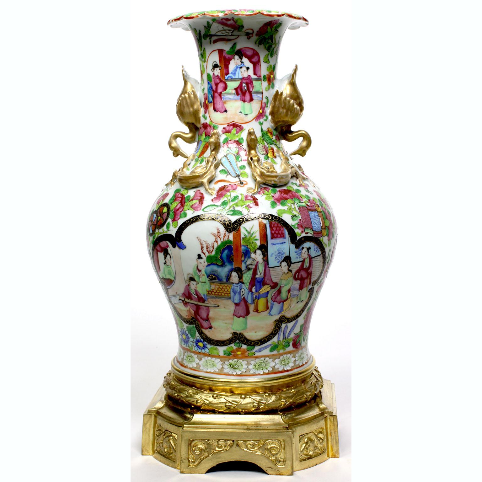 Exportation chinoise Paire de vases en porcelaine Famille Rose de style Louis XVI d'Export chinois montés en bronze doré en vente