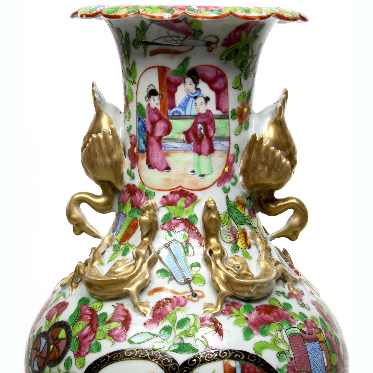Doré Paire de vases en porcelaine Famille Rose de style Louis XVI d'Export chinois montés en bronze doré en vente