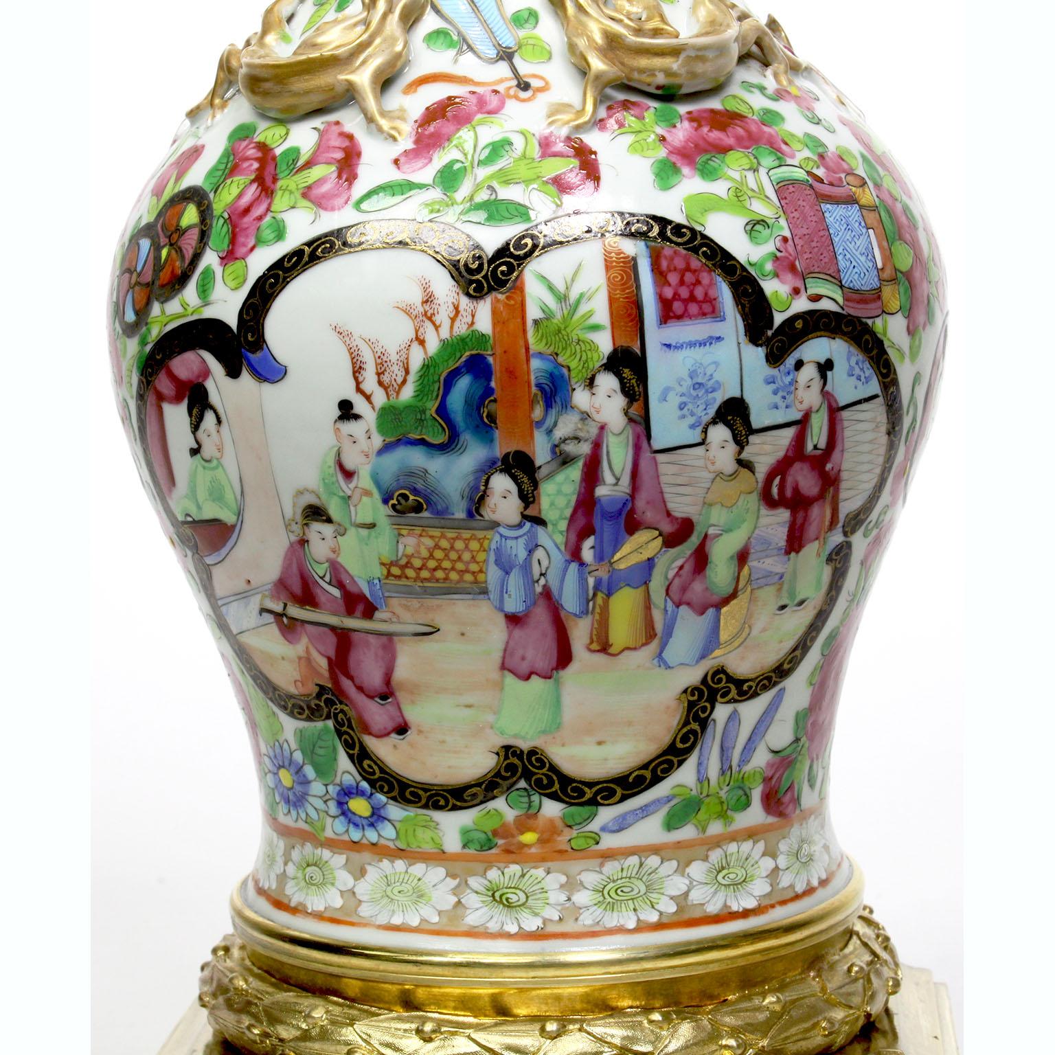 Paire de vases en porcelaine Famille Rose de style Louis XVI d'Export chinois montés en bronze doré Bon état - En vente à Los Angeles, CA