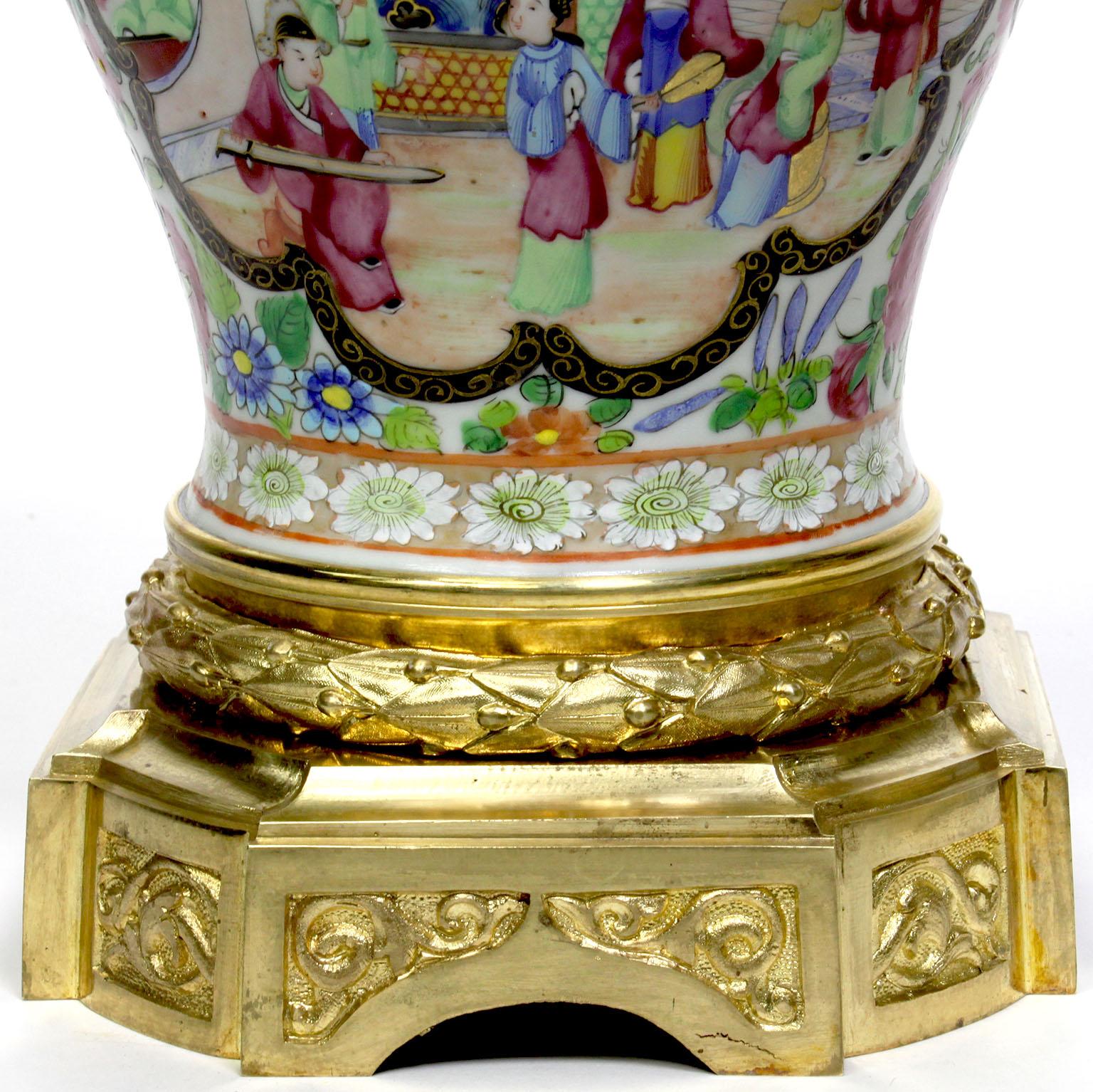 Paar chinesische Famille-Rose-Porzellanvasen im Louis-XVI.-Stil mit Goldbronze-Montierung (Frühes 20. Jahrhundert) im Angebot