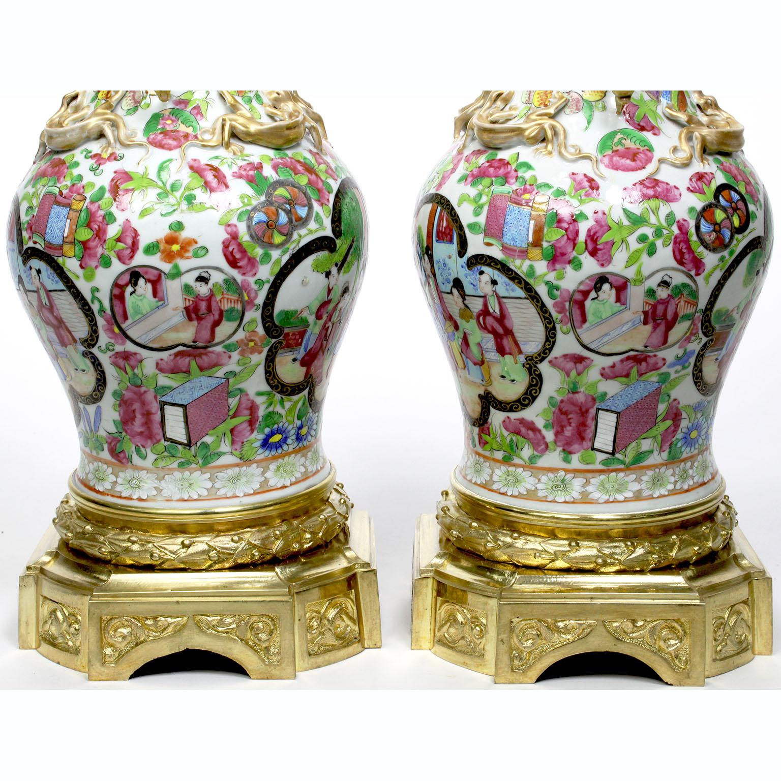 Paire de vases en porcelaine Famille Rose de style Louis XVI d'Export chinois montés en bronze doré en vente 1