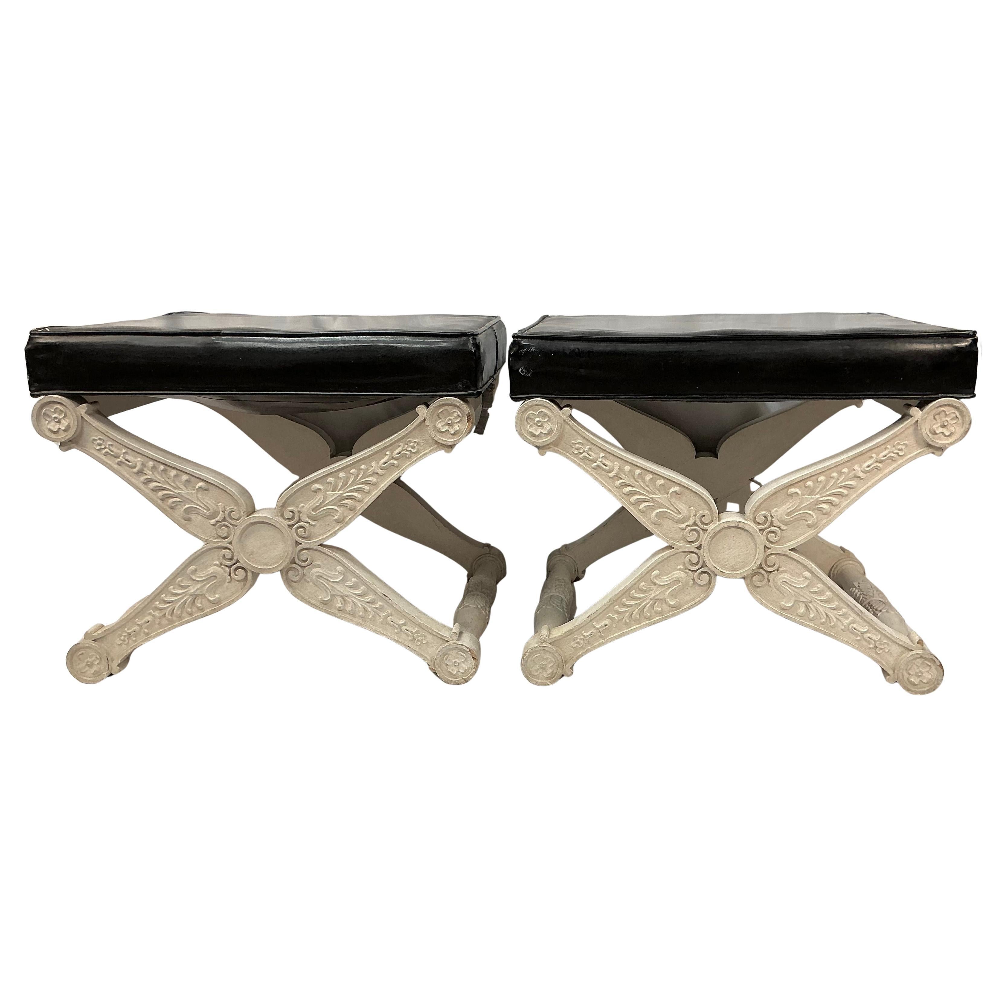 Paar Louis XVI Stil Curule Hocker im Angebot 9