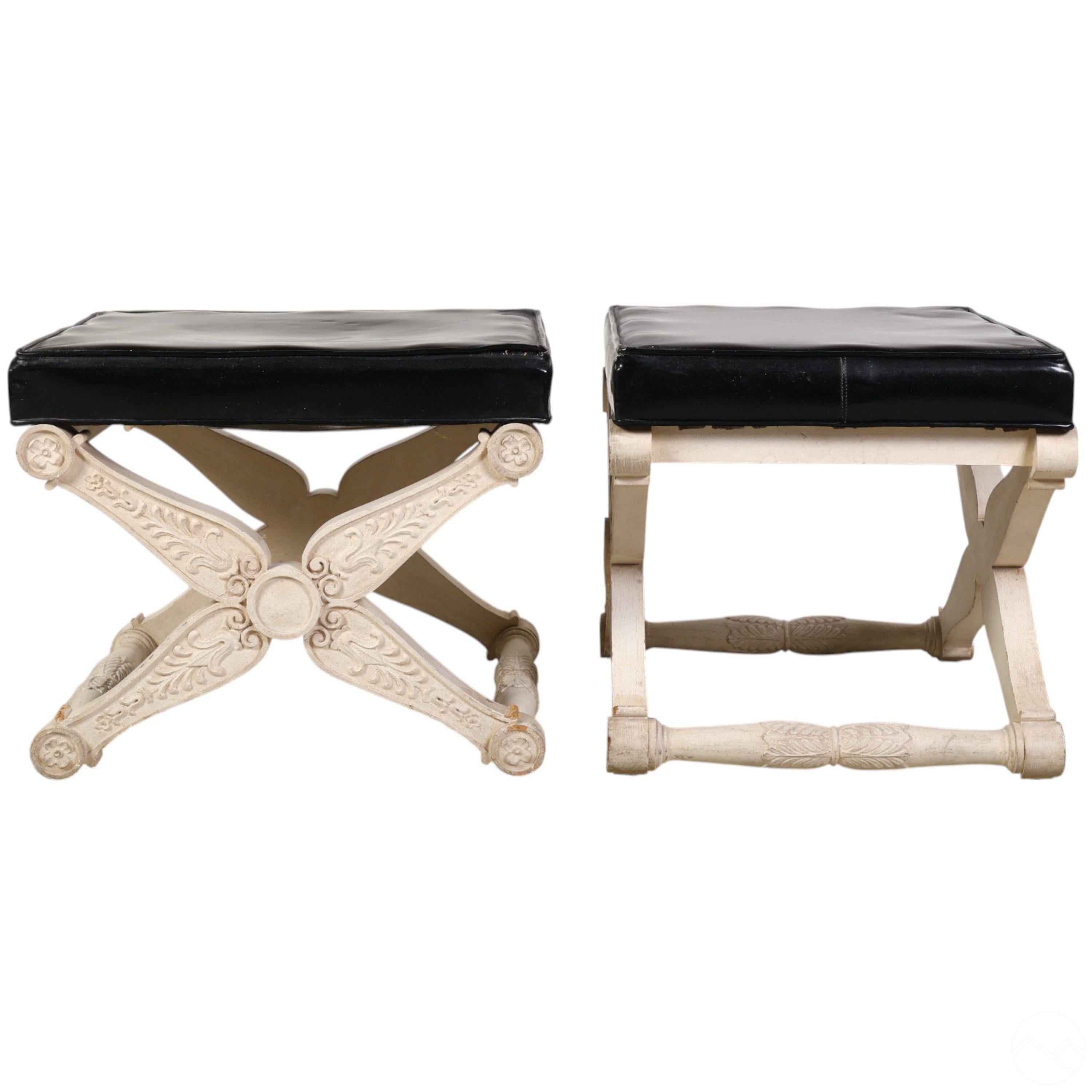 Zwei hölzerne Curule X-Frame-Hocker im Hollywood-Regency-Stil der 1960er Jahre. Die Hocker haben geschnitzte, cremefarbene Rahmen mit geschwungenen Beinen und dekorativen Querstreben. Die Sockel sind mit stilisierten Blatt- und Rosettenschnitzereien