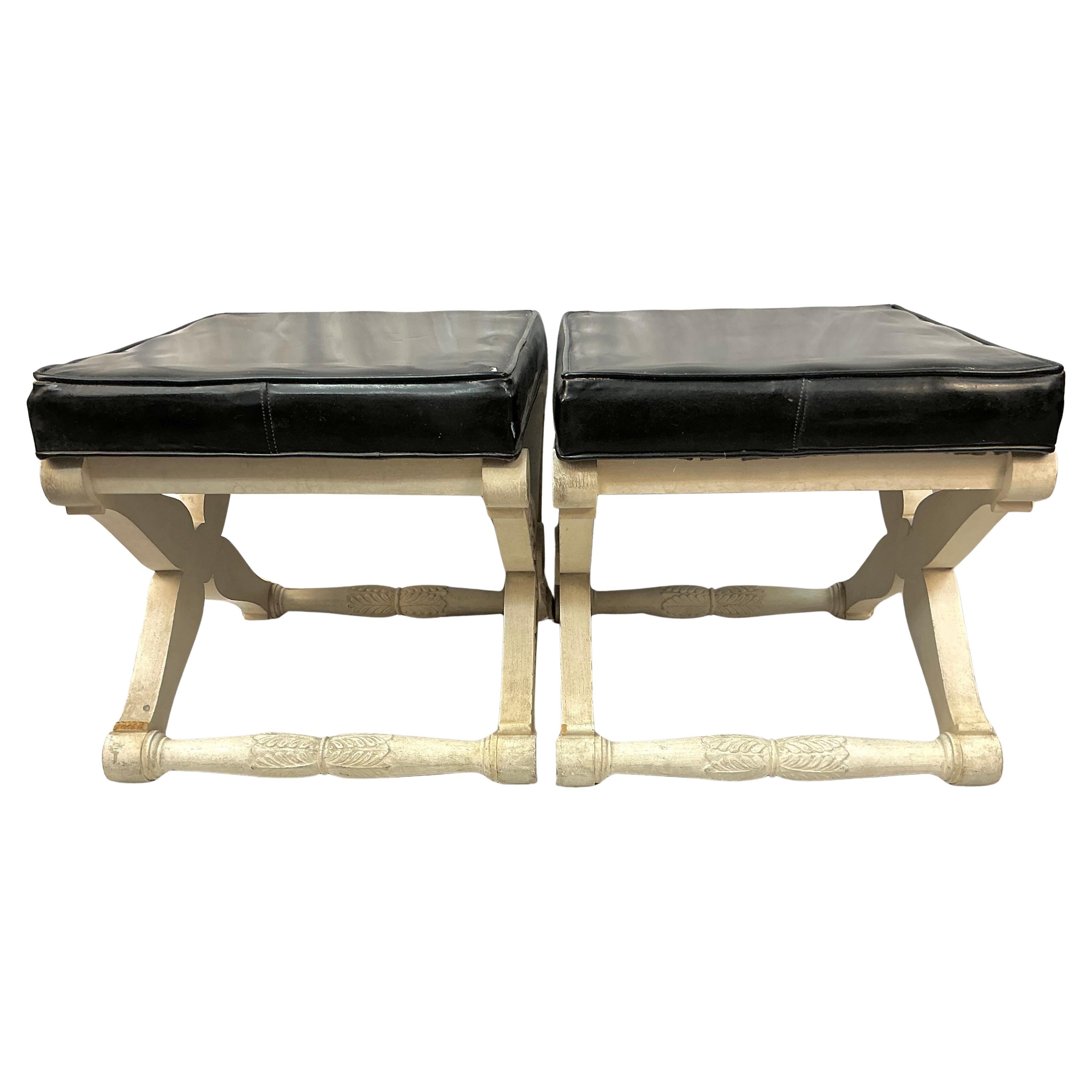 Paar Louis XVI Stil Curule Hocker im Zustand „Relativ gut“ im Angebot in Bradenton, FL