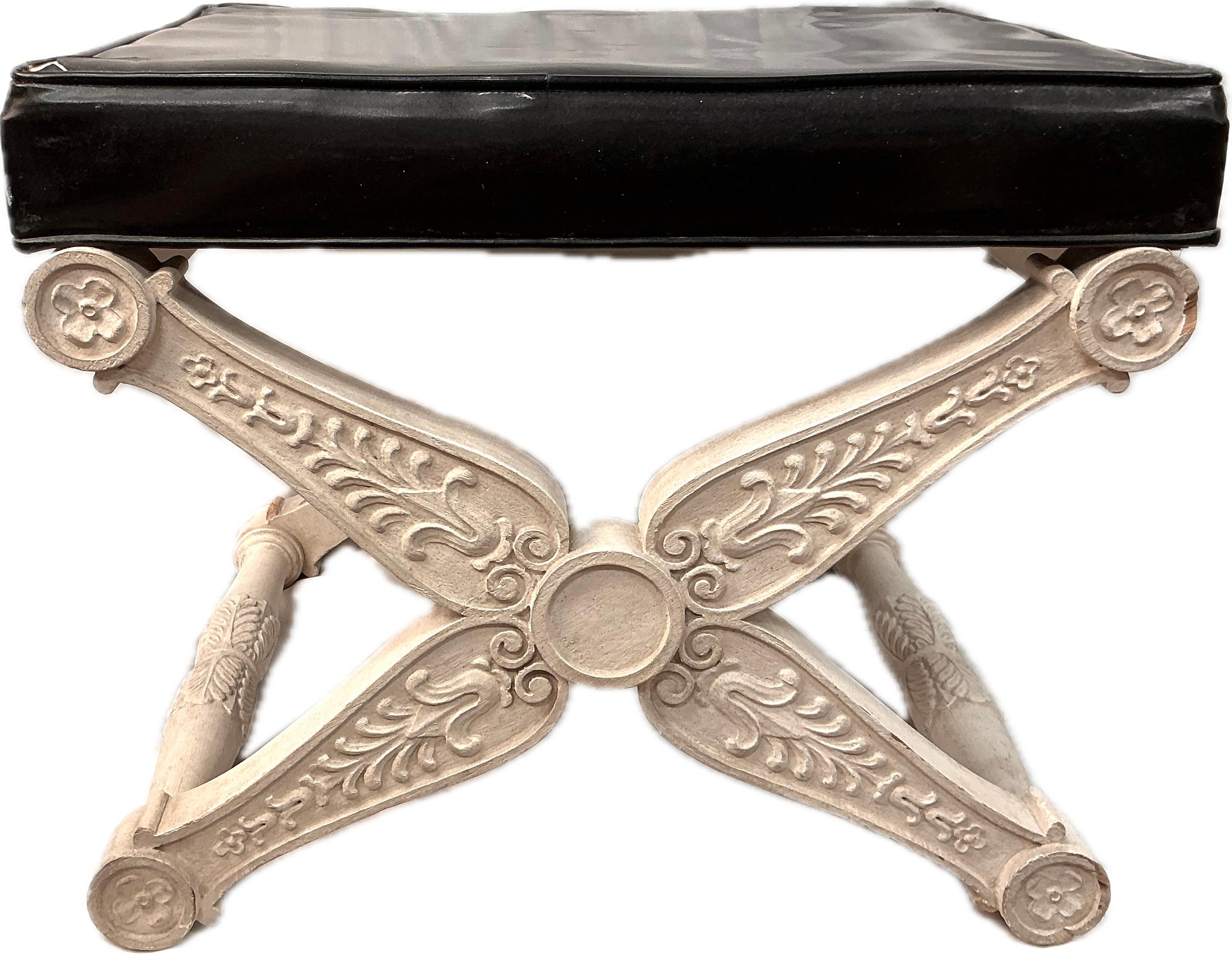 Paar Louis XVI Stil Curule Hocker (Leder) im Angebot