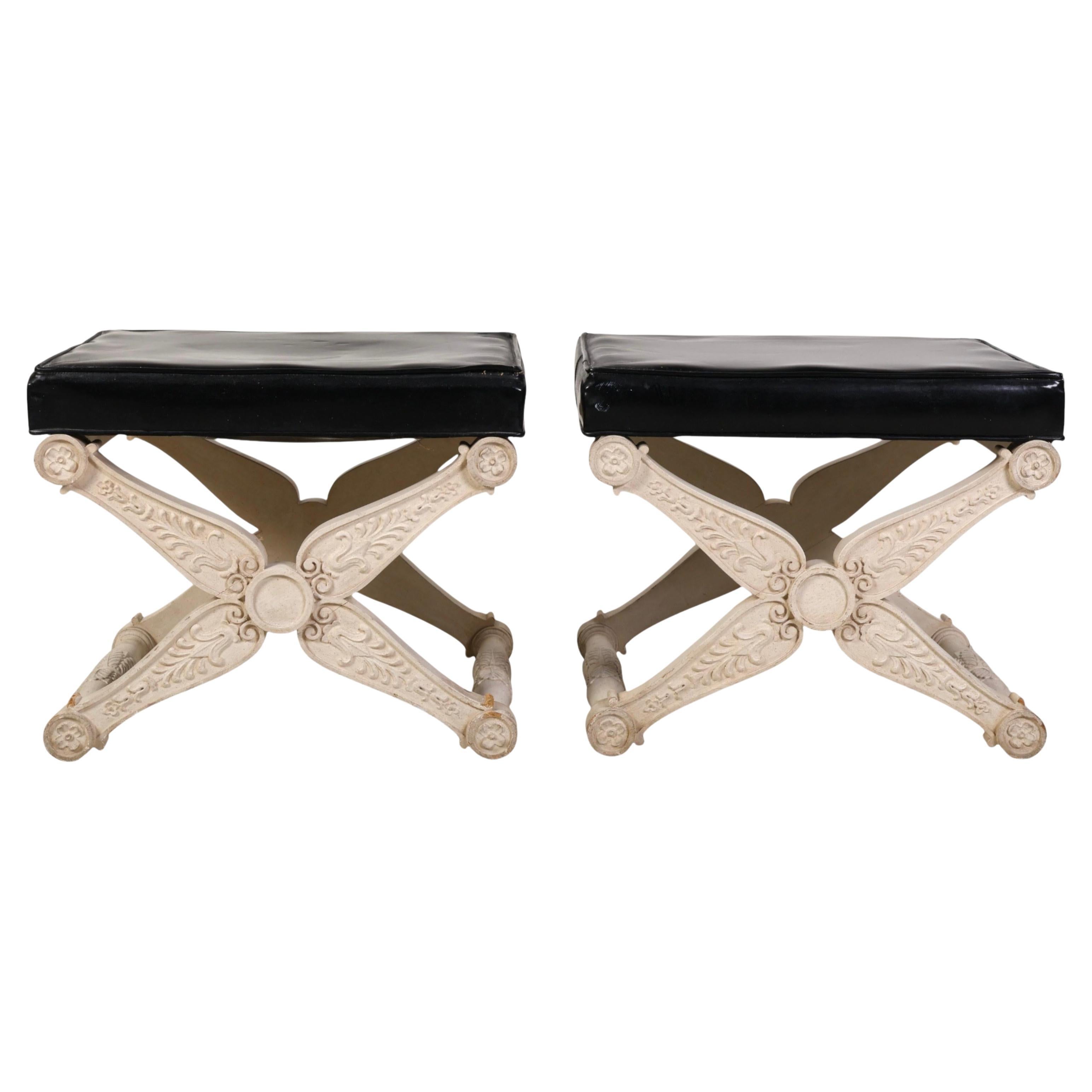 Paar Louis XVI Stil Curule Hocker im Angebot