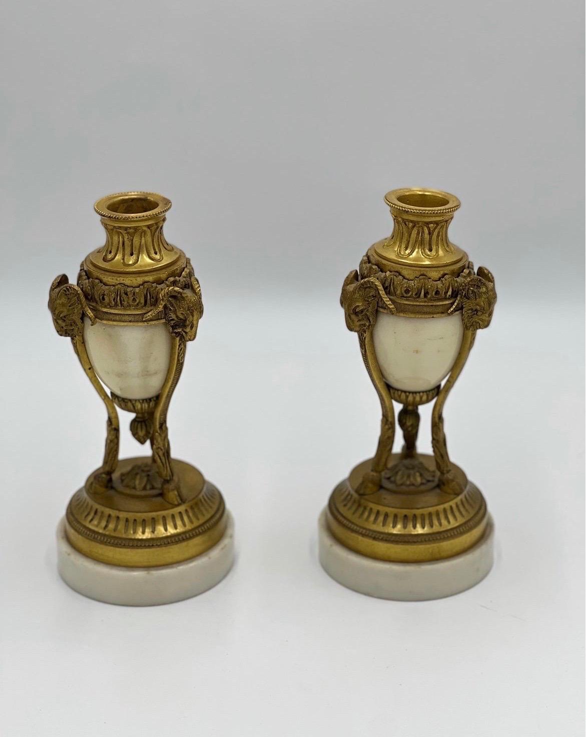 XIXe siècle Paire de cassolettes françaises de style Louis Xvi en bronze doré et marbre blanc à tête de bélier en vente