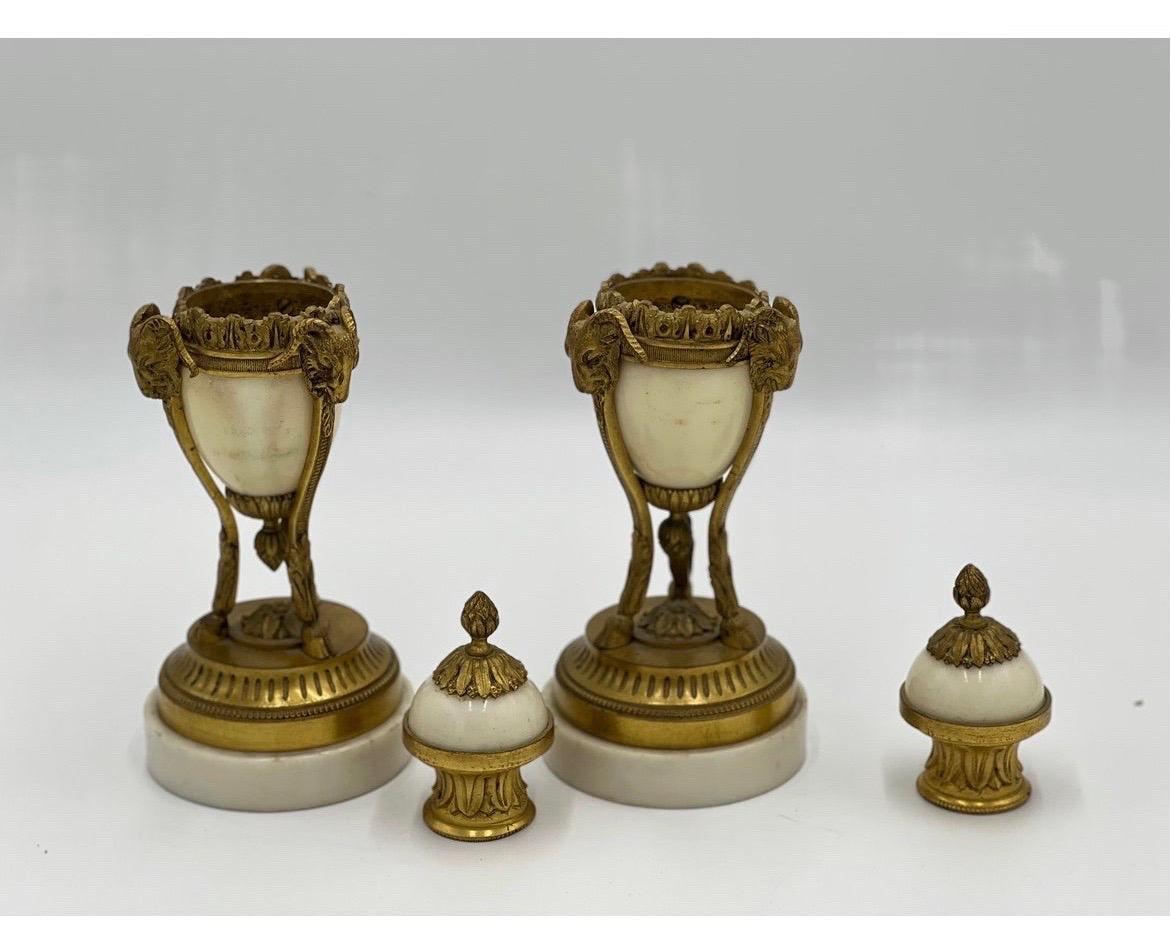 Paar französische Widderkopf- Cassolettes aus vergoldeter Bronze und weißem Marmor im Louis Xvi-Stil im Angebot 1