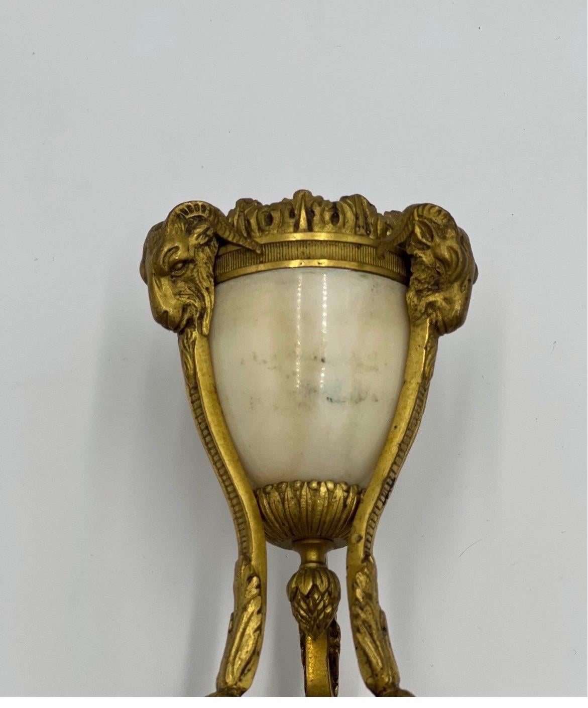 Paar französische Widderkopf- Cassolettes aus vergoldeter Bronze und weißem Marmor im Louis Xvi-Stil im Angebot 2