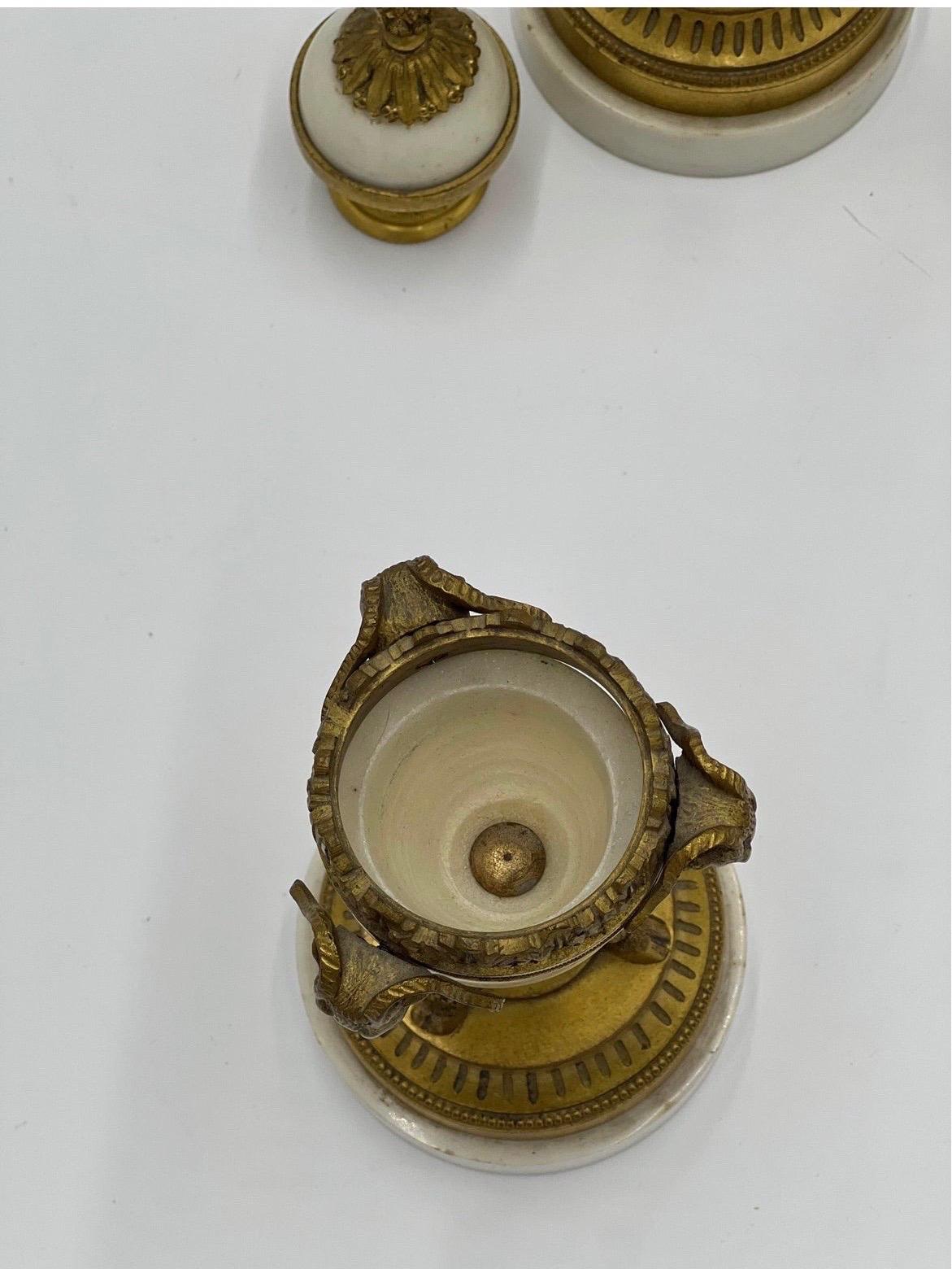 Paar französische Widderkopf- Cassolettes aus vergoldeter Bronze und weißem Marmor im Louis Xvi-Stil im Angebot 4