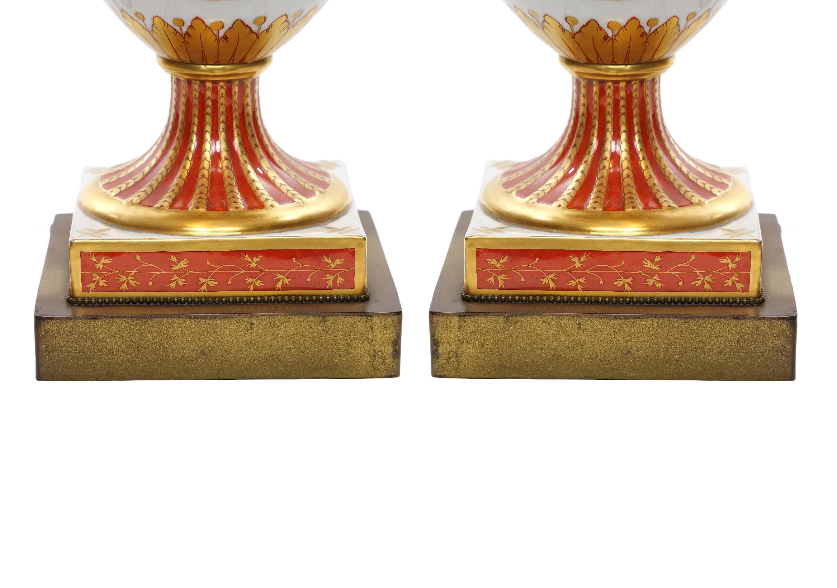 Paar französische Porzellan-/Dore-Bronze-Tischlampen im Louis-XVI.-Stil (Messing) im Angebot