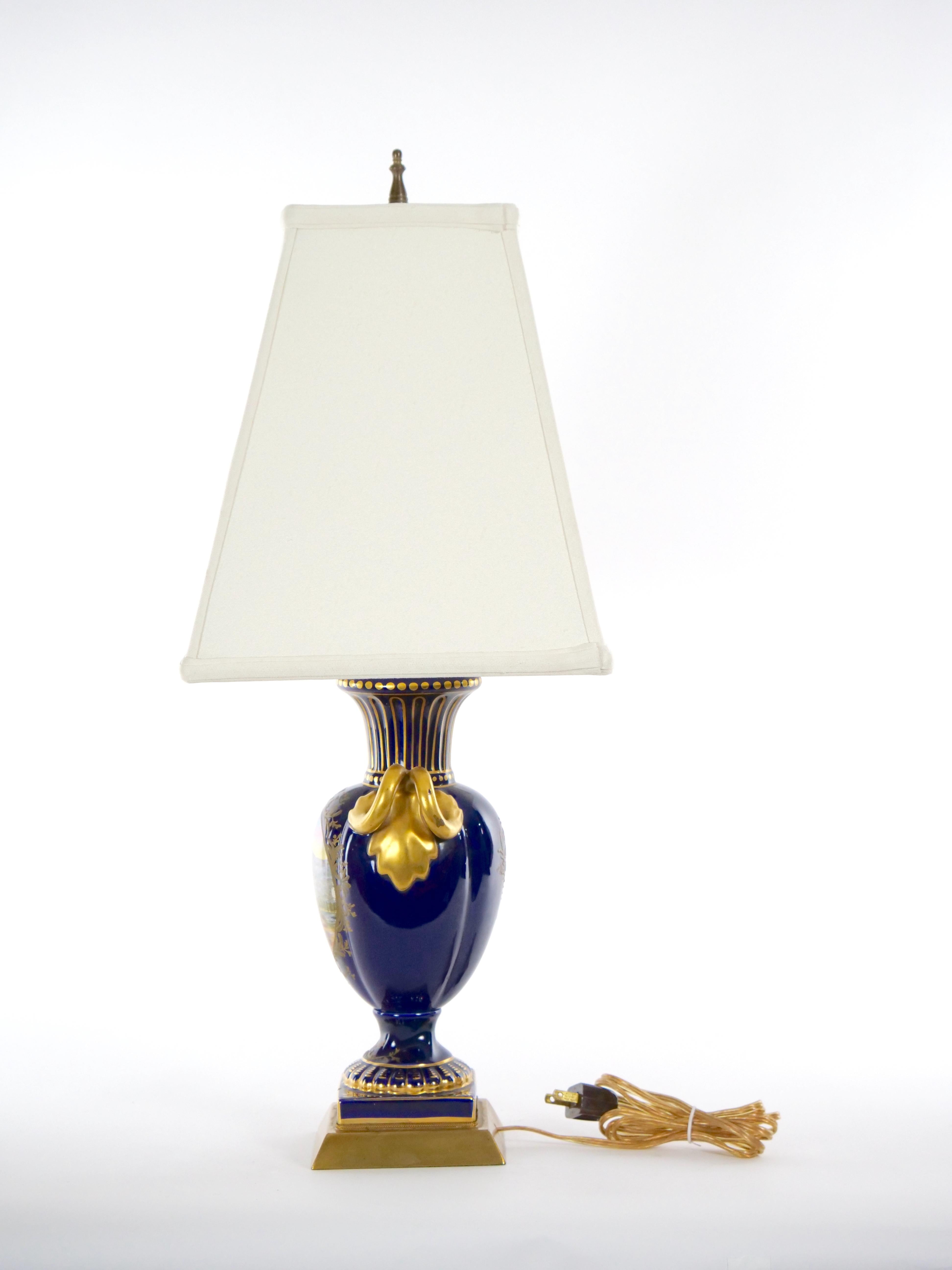 Paar Louis XVI Stil Französisch Porzellan Tischlampe (Gold) im Angebot