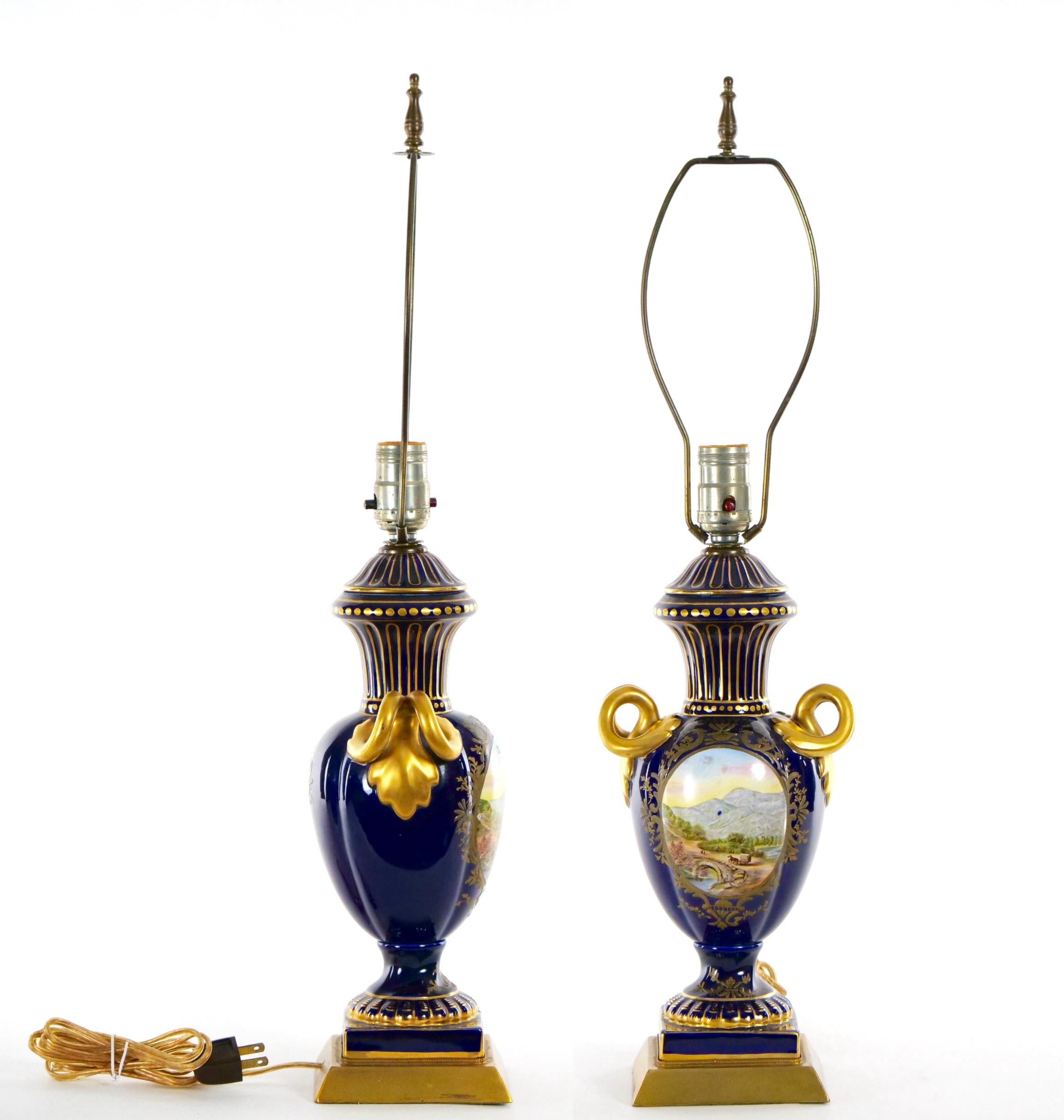 Paar Louis XVI Stil Französisch Porzellan Tischlampe im Angebot 1