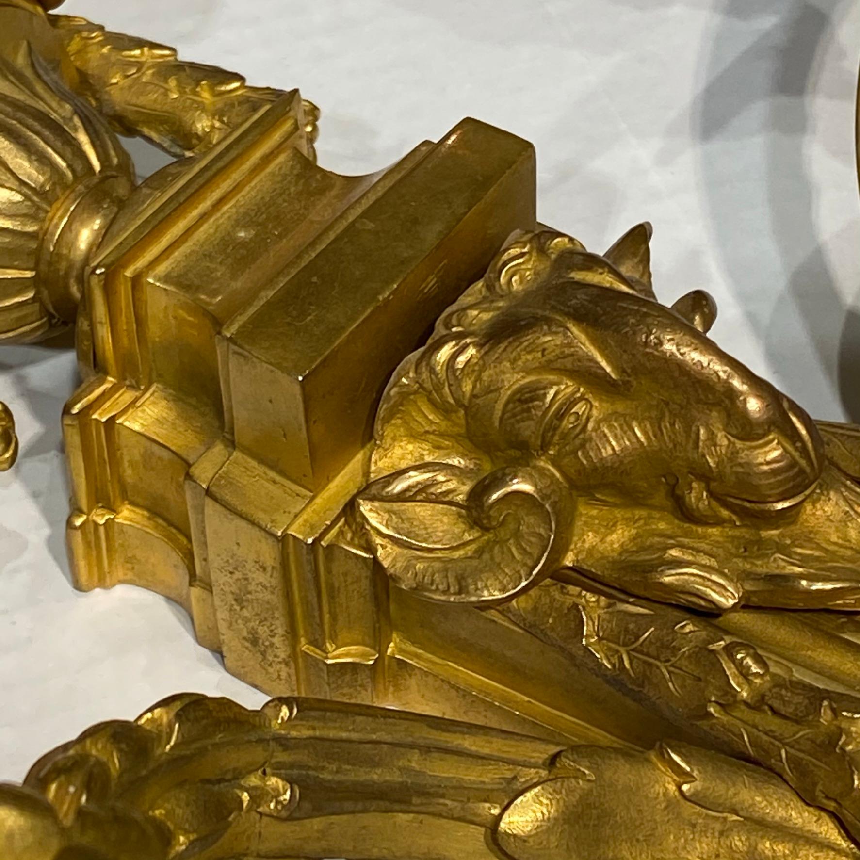 Paire d'Appliques à 2 Lumières de Style Louis XVI en Bronze Doré en vente 8