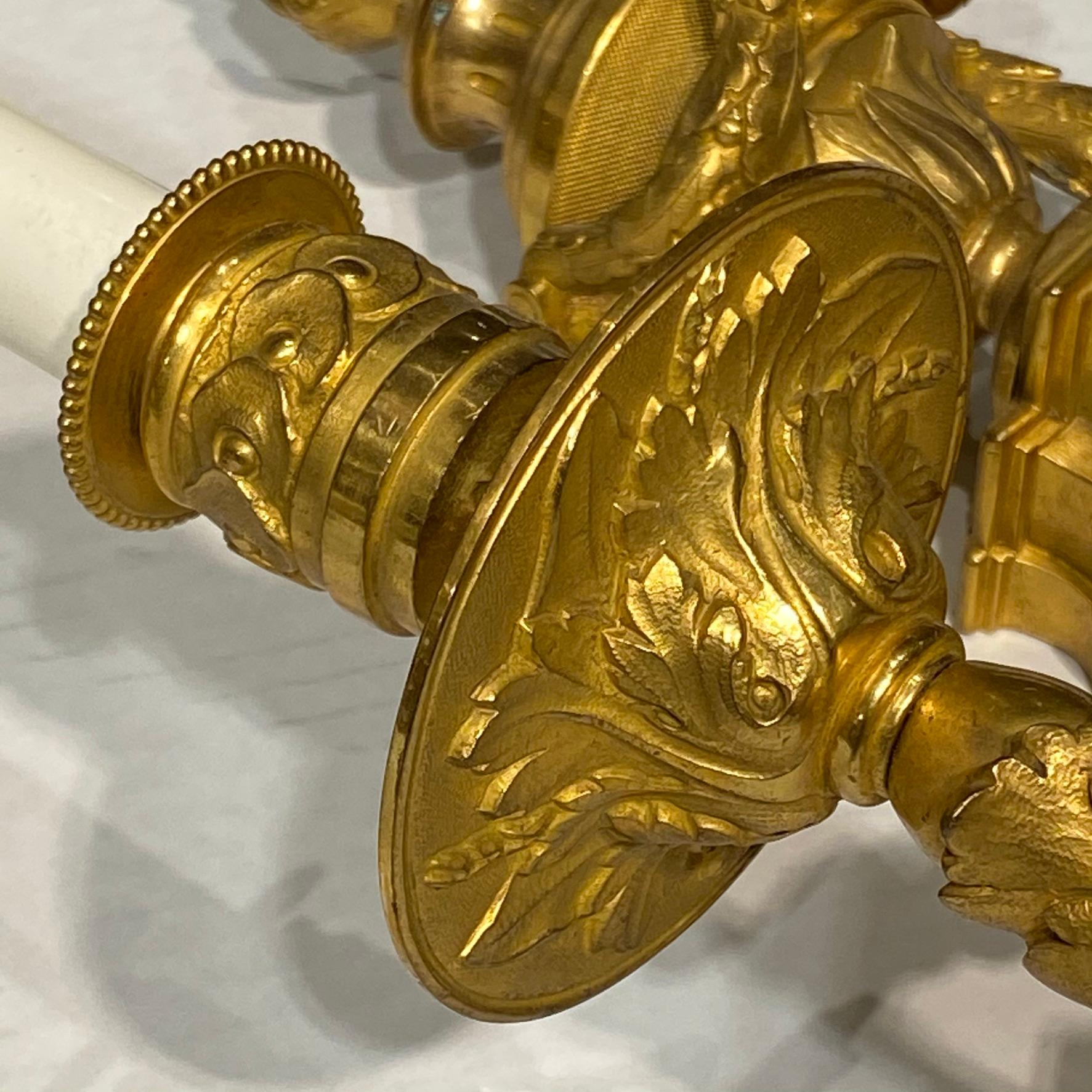 Paire d'Appliques à 2 Lumières de Style Louis XVI en Bronze Doré en vente 9