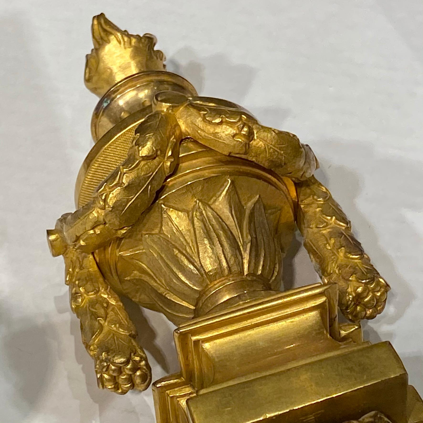 Paire d'Appliques à 2 Lumières de Style Louis XVI en Bronze Doré en vente 10