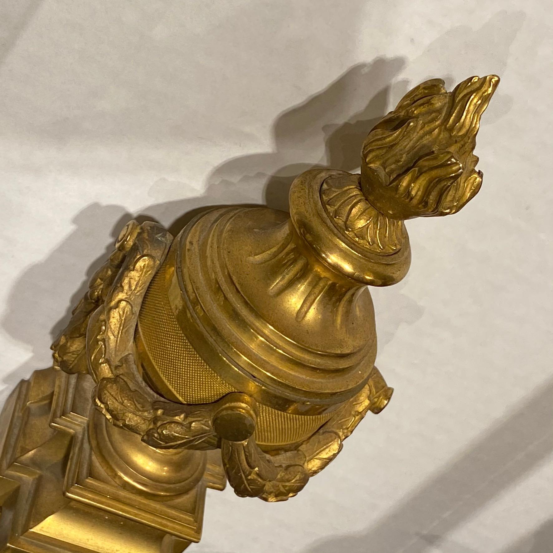 Paire d'Appliques à 2 Lumières de Style Louis XVI en Bronze Doré en vente 11