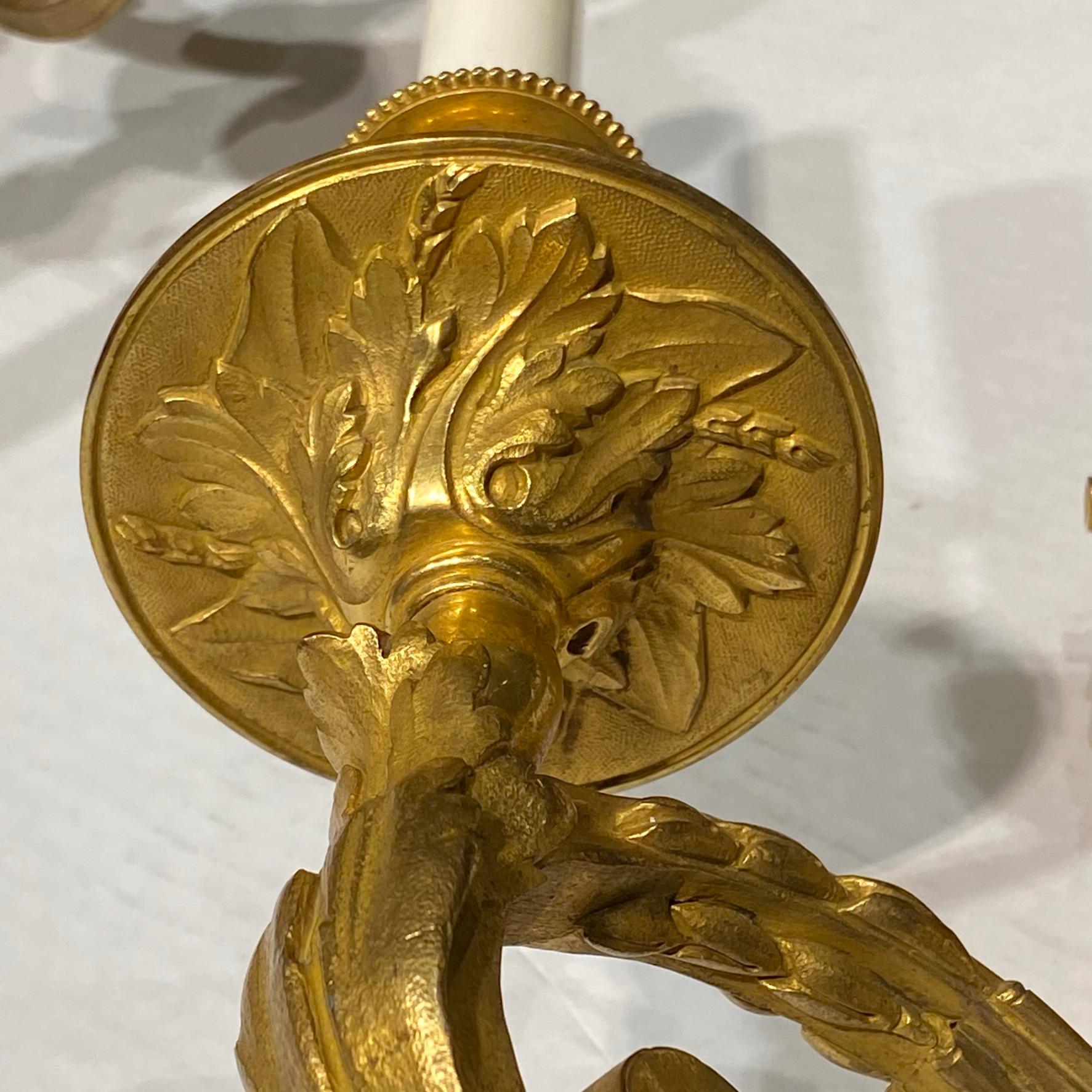 Paire d'Appliques à 2 Lumières de Style Louis XVI en Bronze Doré en vente 3