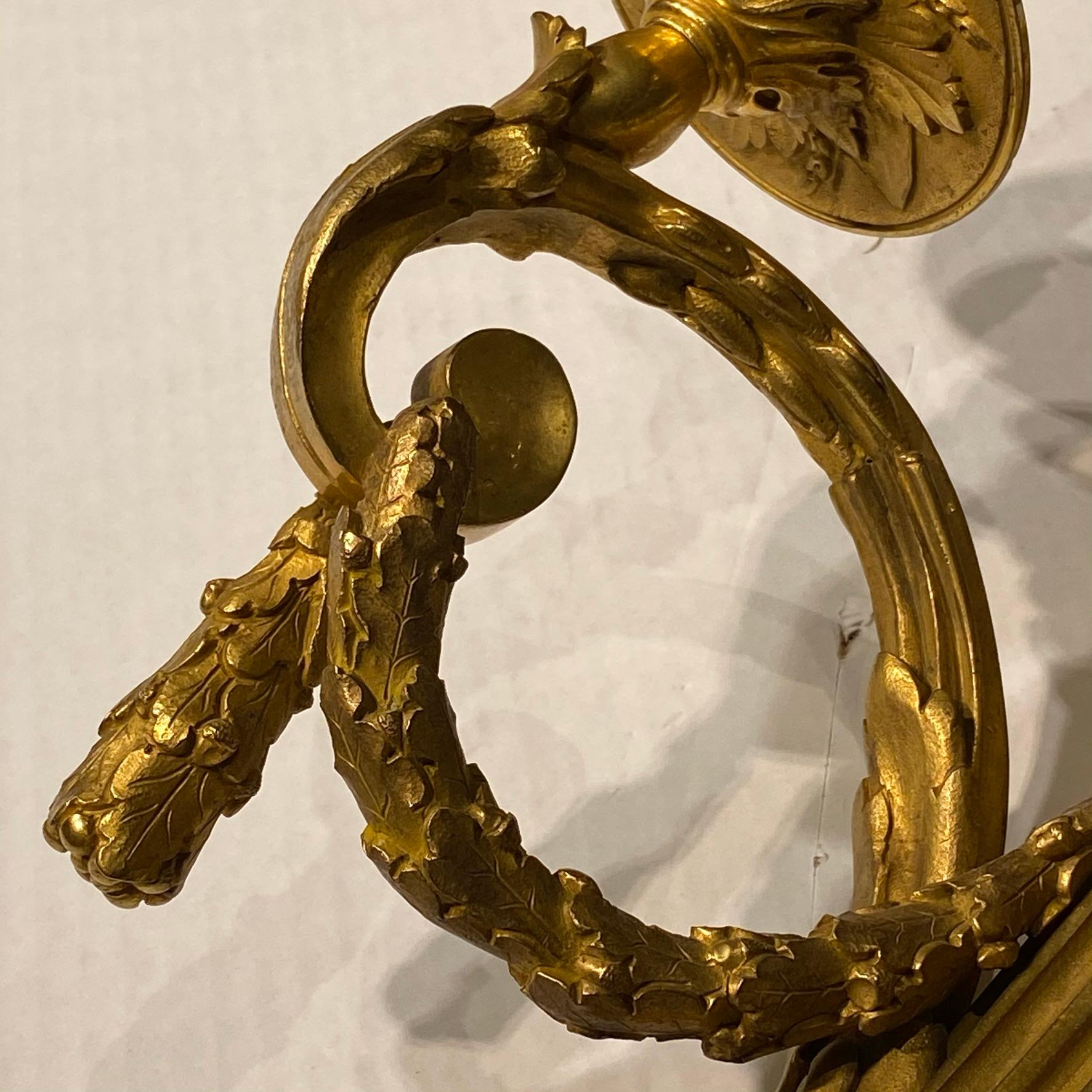 Paire d'Appliques à 2 Lumières de Style Louis XVI en Bronze Doré en vente 6