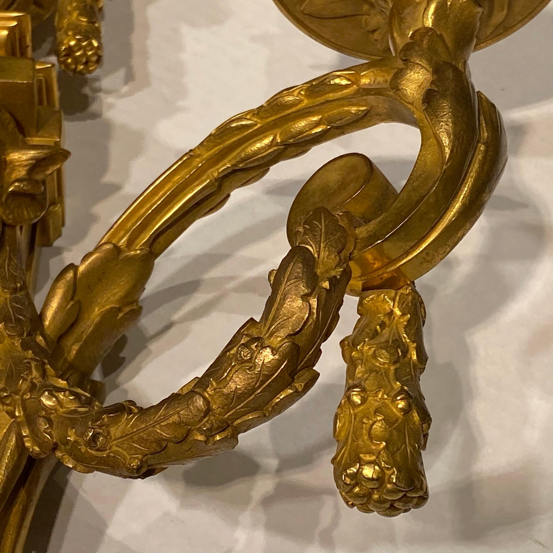 Paire d'Appliques à 2 Lumières de Style Louis XVI en Bronze Doré en vente 7