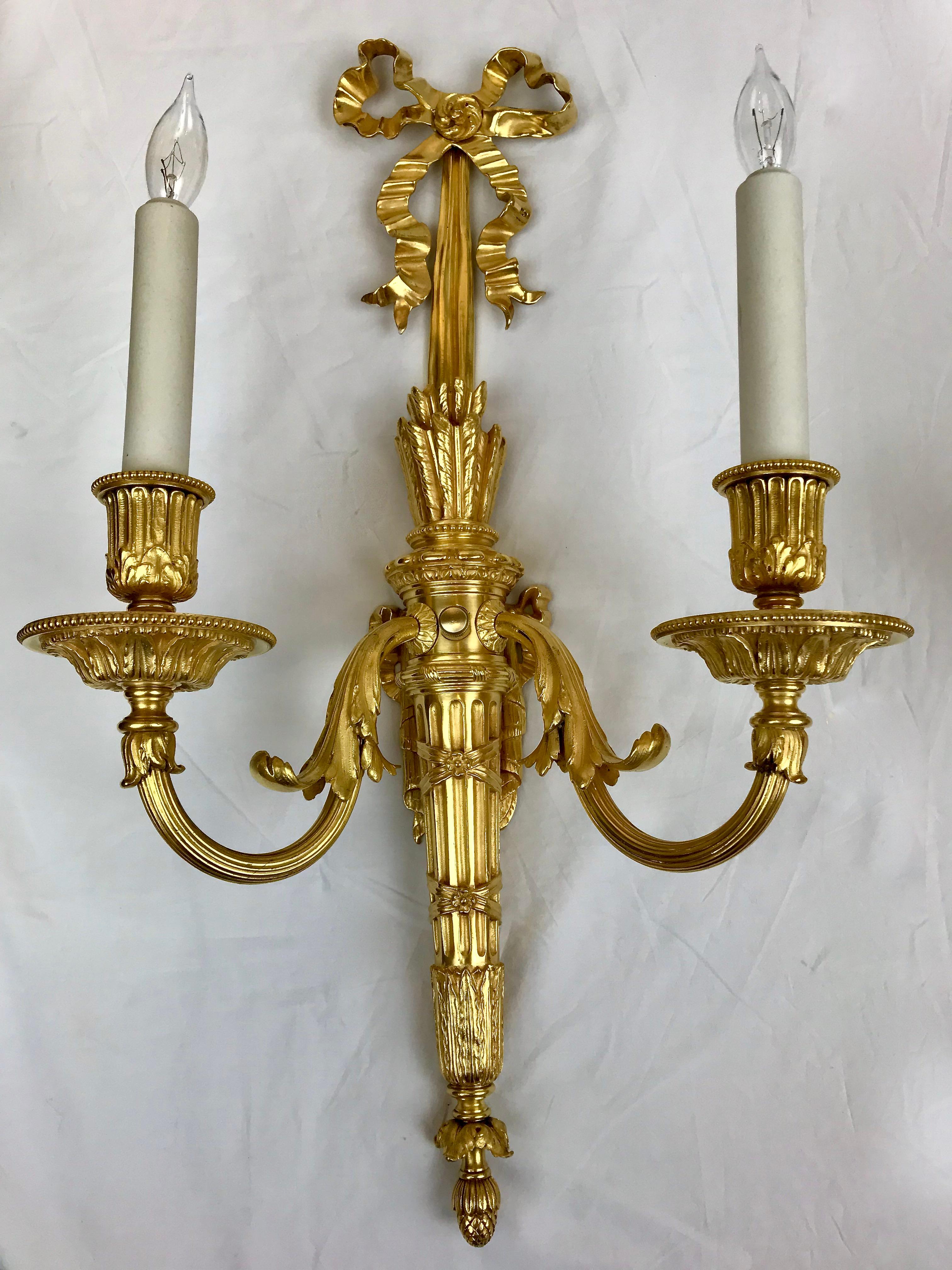 Paar Wandleuchter aus vergoldeter Bronze im Louis-XVI.-Stil von E. F. Caldwell im Angebot 4