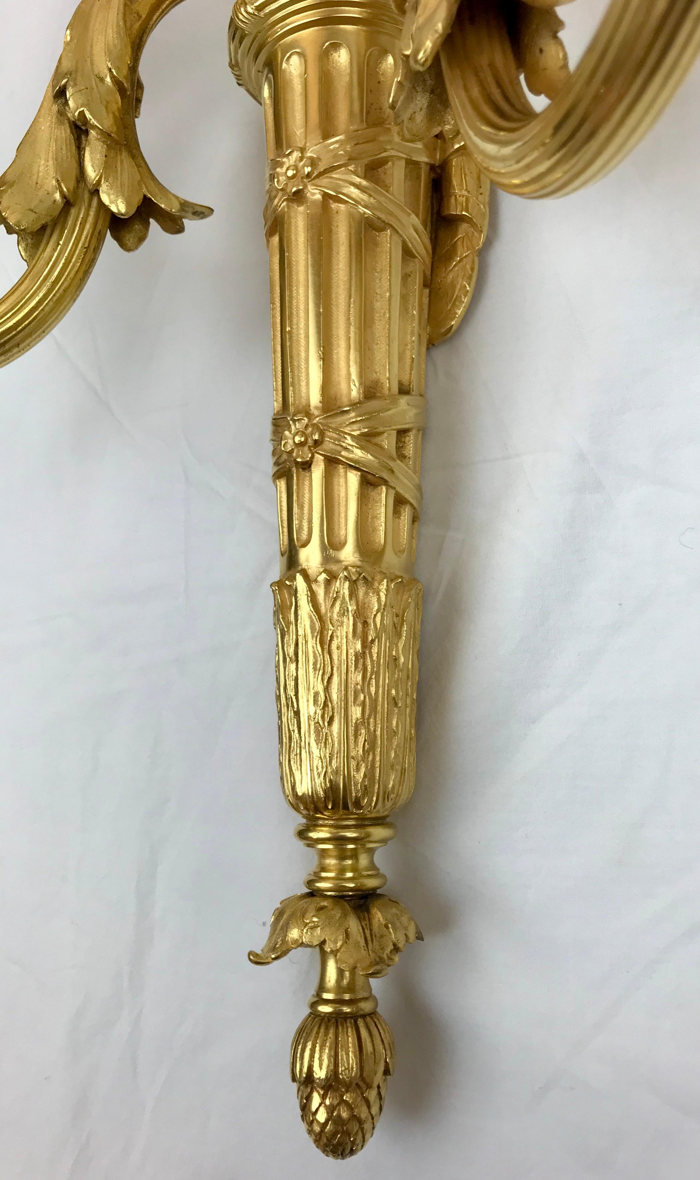 Paar Wandleuchter aus vergoldeter Bronze im Louis-XVI.-Stil von E. F. Caldwell im Angebot 8