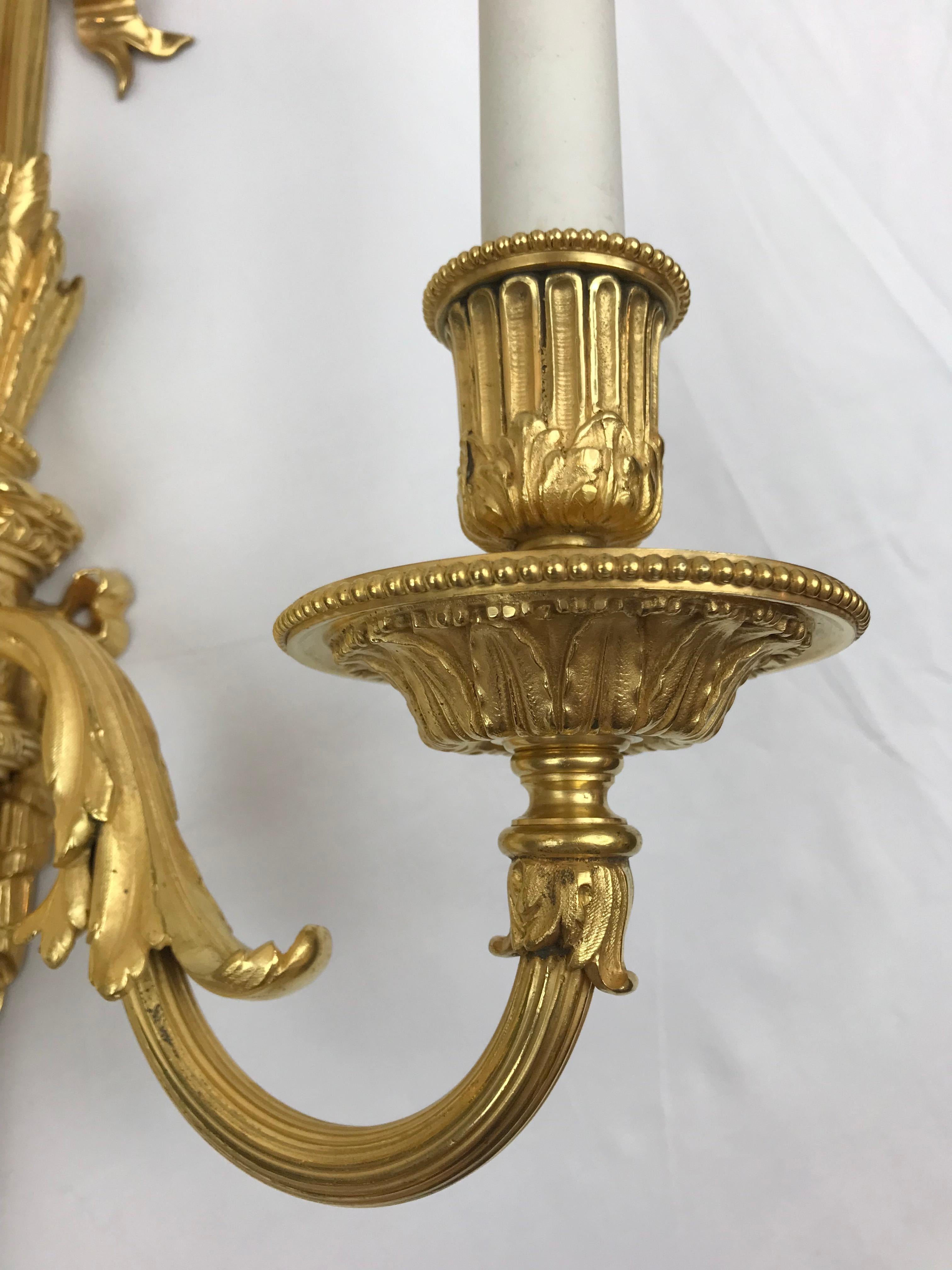Paar Wandleuchter aus vergoldeter Bronze im Louis-XVI.-Stil von E. F. Caldwell im Angebot 9