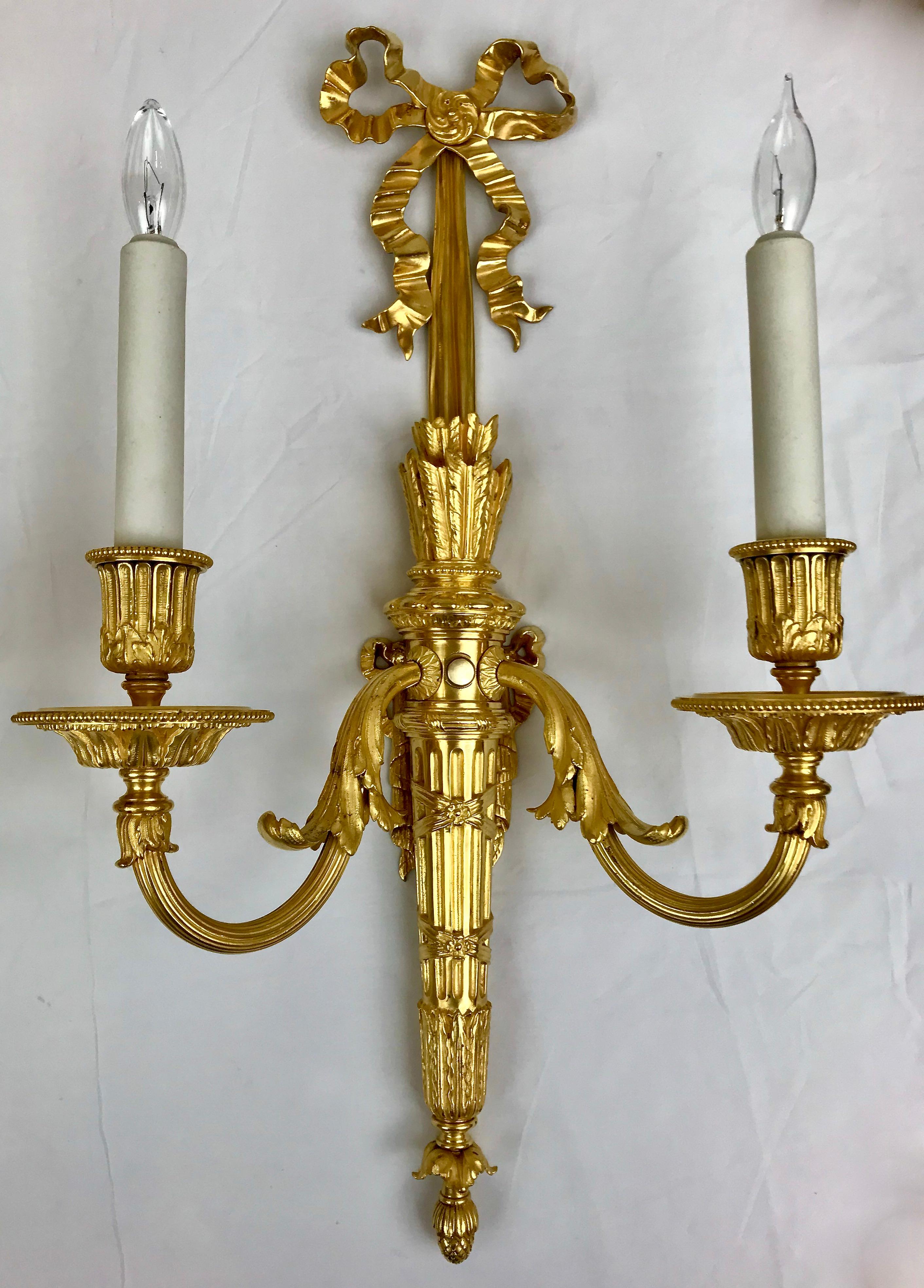 20ième siècle Paire d'appliques de style Louis XVI en bronze doré par E. F. Caldwell en vente