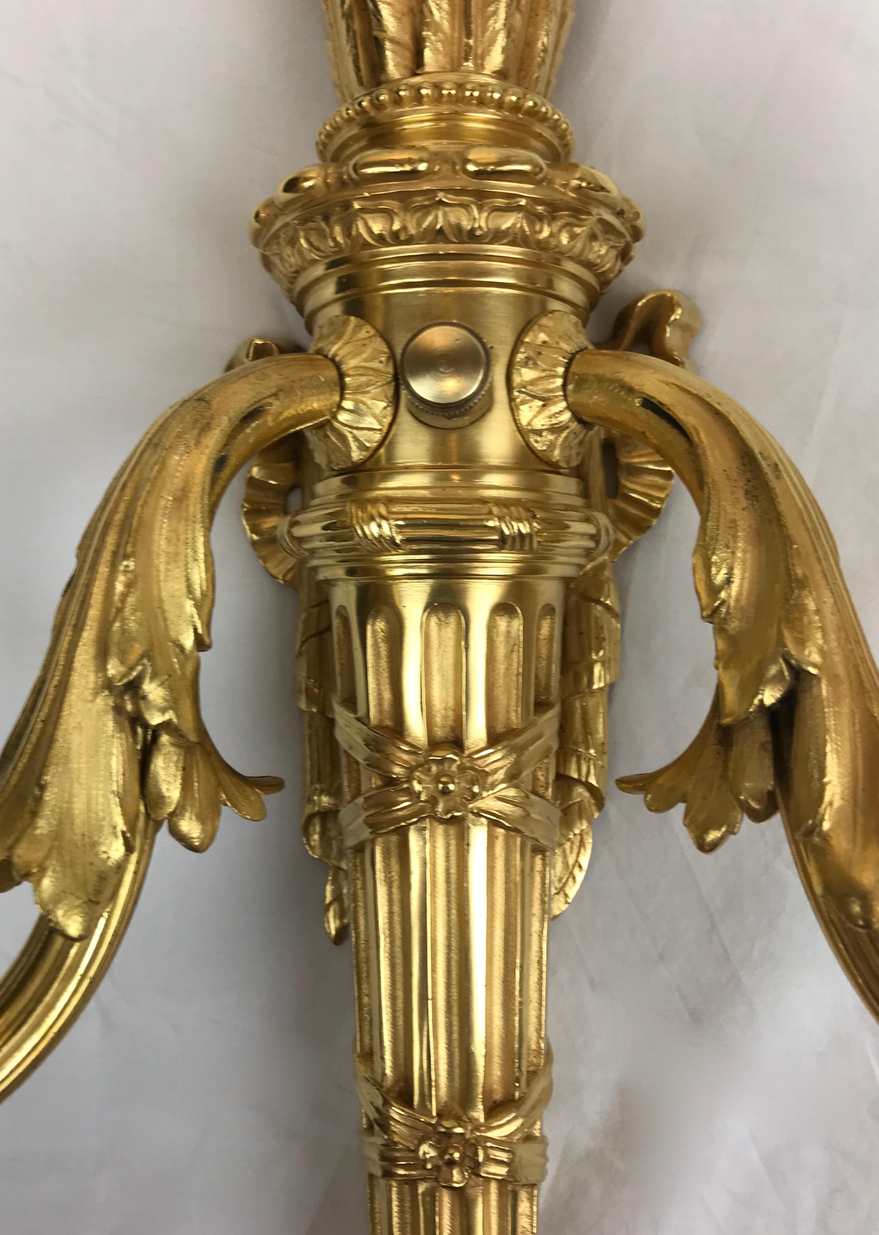 Bronze doré Paire d'appliques de style Louis XVI en bronze doré par E. F. Caldwell en vente