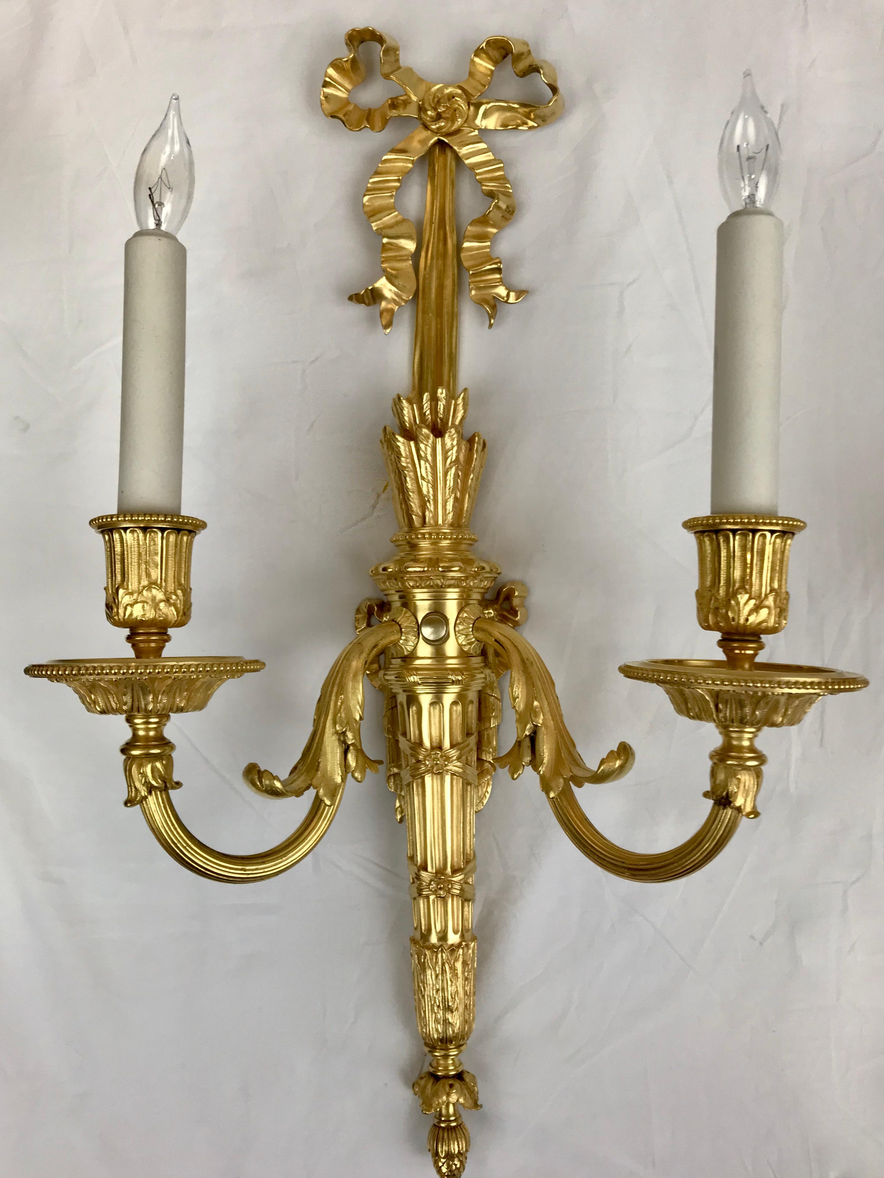 Paar Wandleuchter aus vergoldeter Bronze im Louis-XVI.-Stil von E. F. Caldwell im Angebot 1