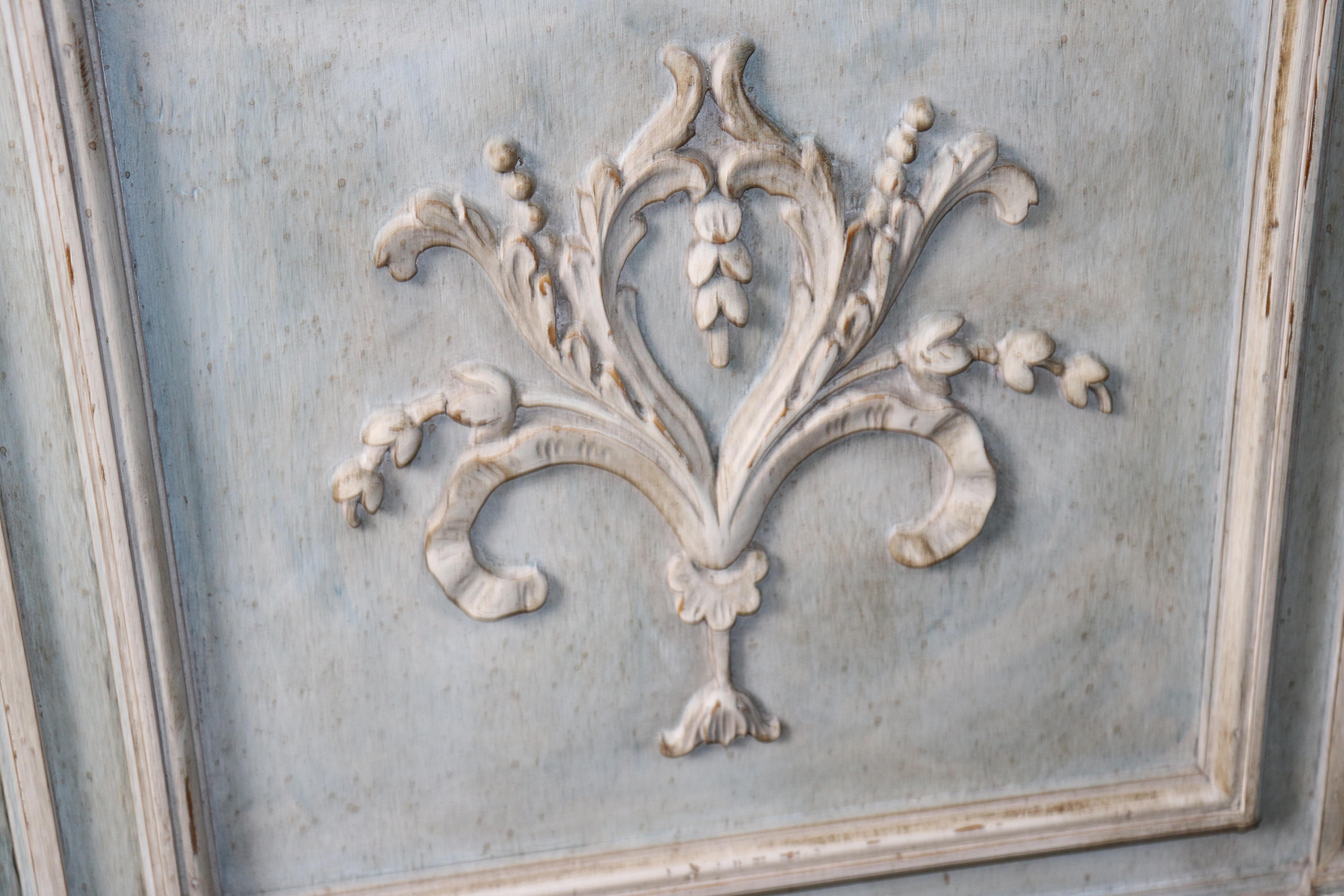 Paar Louis XVI Stil Schwer geschnitzte Marmorplatte Farbe dekoriert Kommoden im Angebot 7