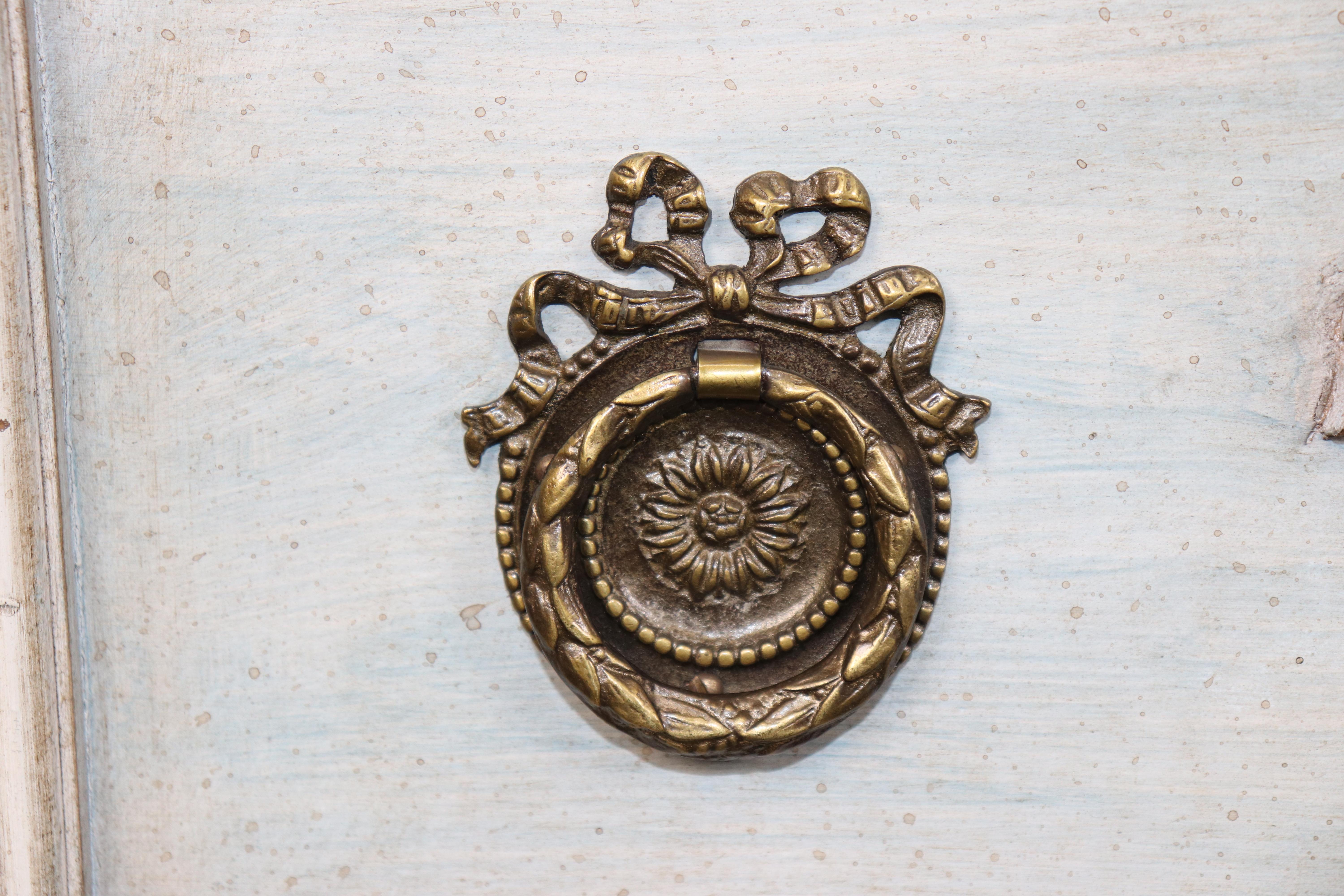 Paar Louis XVI Stil Schwer geschnitzte Marmorplatte Farbe dekoriert Kommoden im Angebot 3