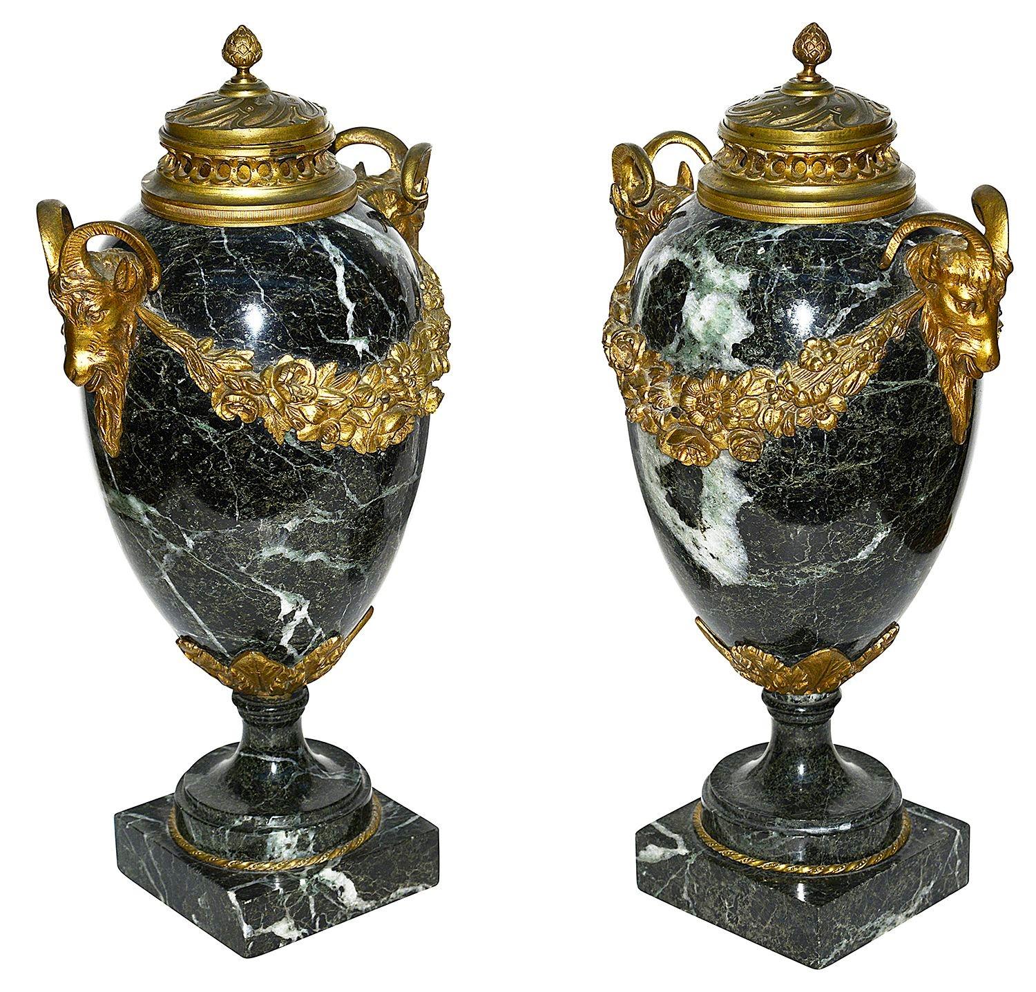 Coppia di vasi in marmo venato di verde, in stile Luigi XVI, della fine del XIX secolo, ciascuno con fasce dorate in ormolu, montature a testa di rondine, coperchi e terminali.
Se necessario, questi vasi possono essere trasformati in lampade.

Lotto