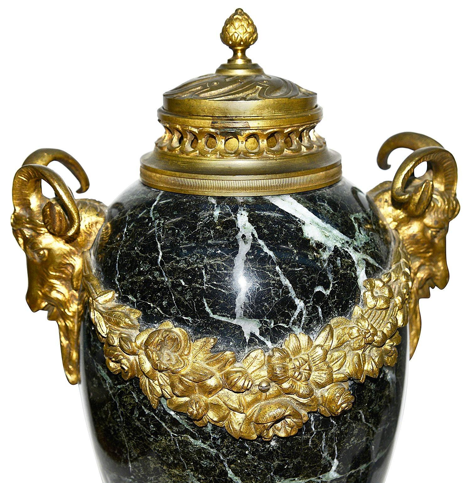 Francese Coppia di vasi / lampade in marmo in stile Luigi XVI in vendita