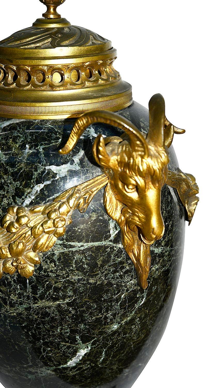 Intagliato a mano Coppia di vasi / lampade in marmo in stile Luigi XVI in vendita