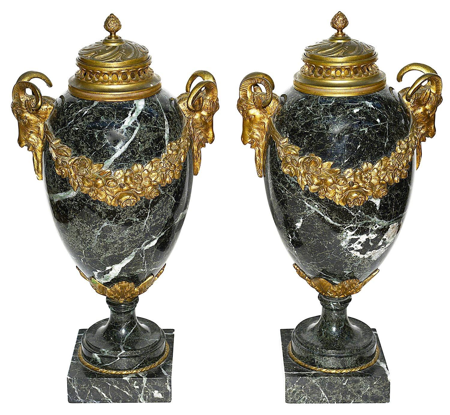 XIX secolo Coppia di vasi / lampade in marmo in stile Luigi XVI in vendita