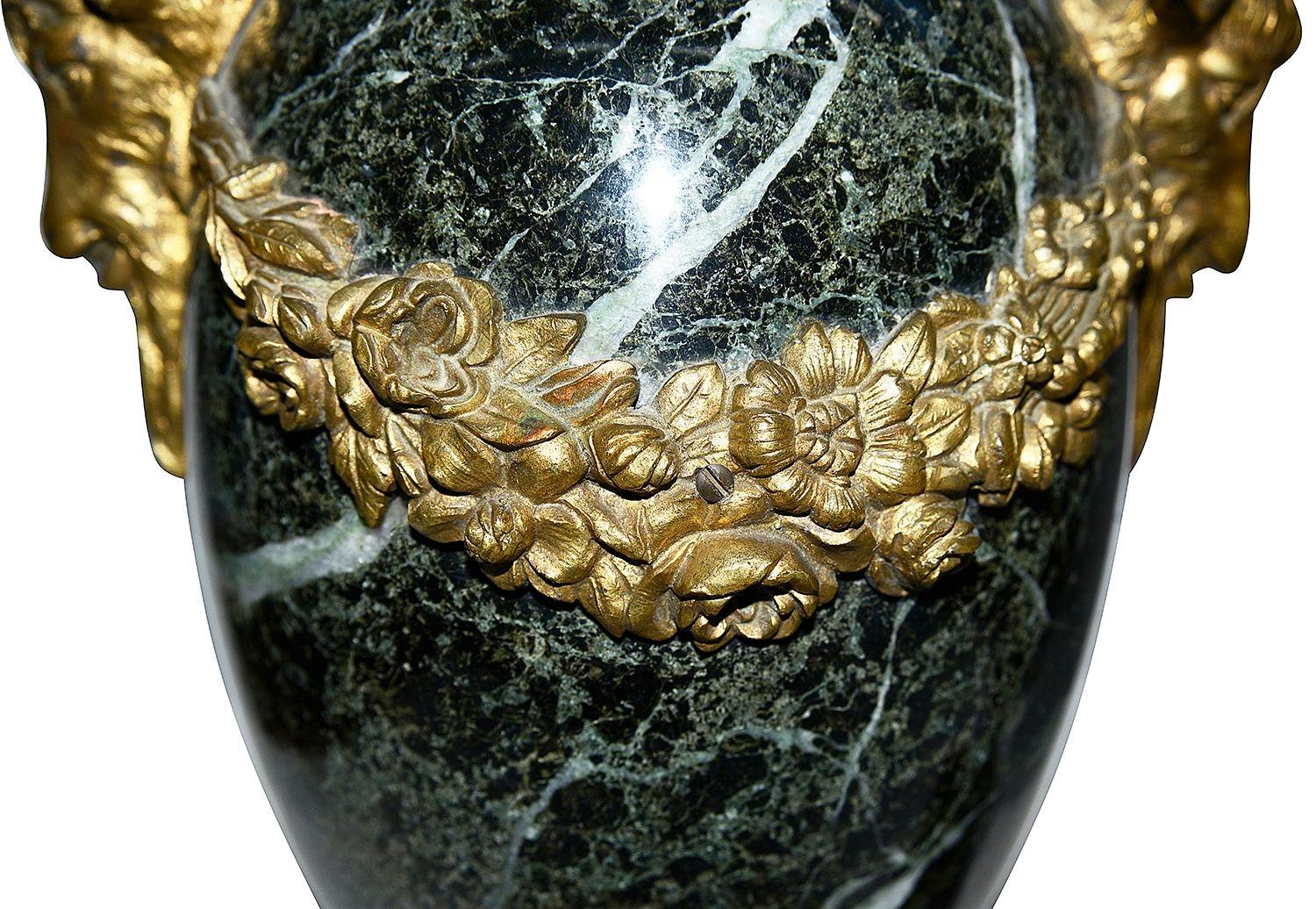Similoro Coppia di vasi / lampade in marmo in stile Luigi XVI in vendita