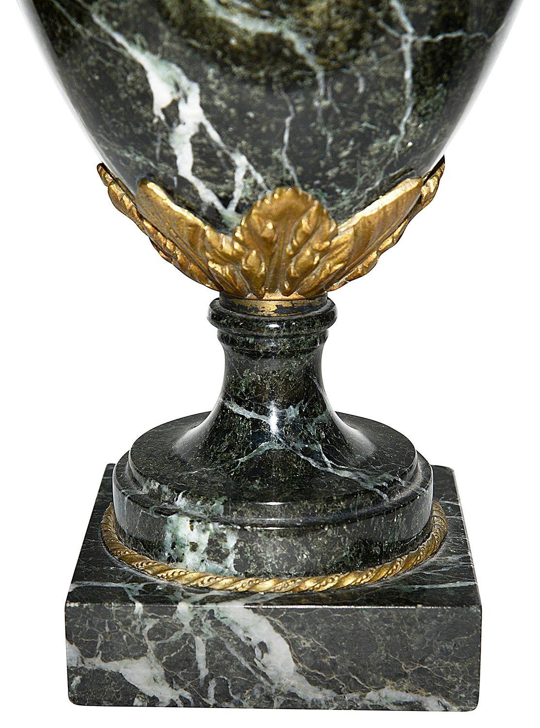 Coppia di vasi / lampade in marmo in stile Luigi XVI in vendita 1