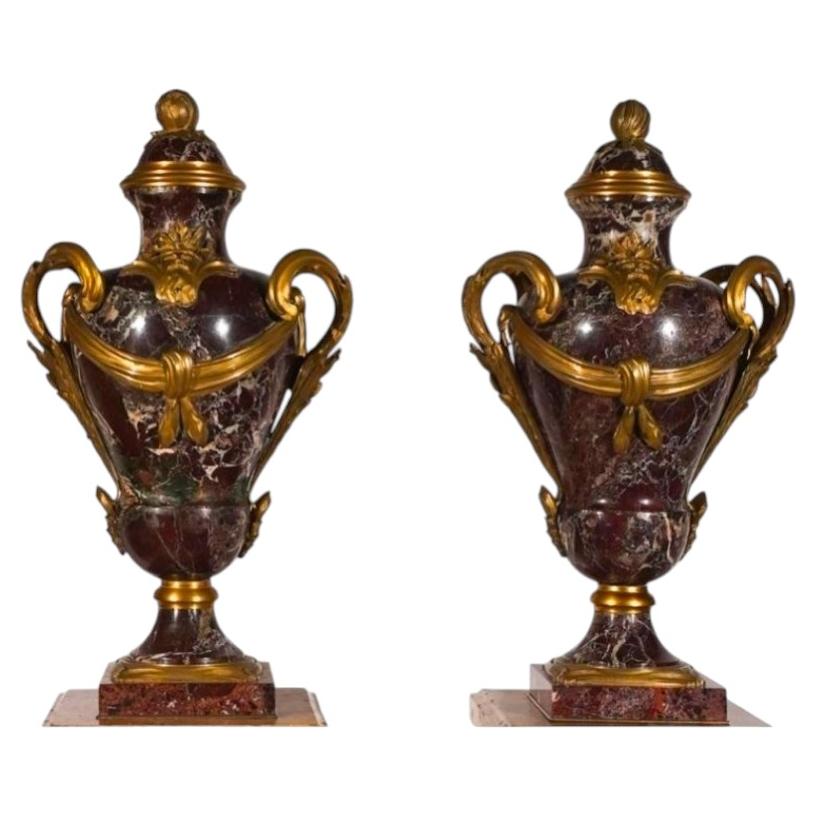 Paire d'urnes couvertes en marbre lavande tacheté et bronze doré de style Louis XVI en vente